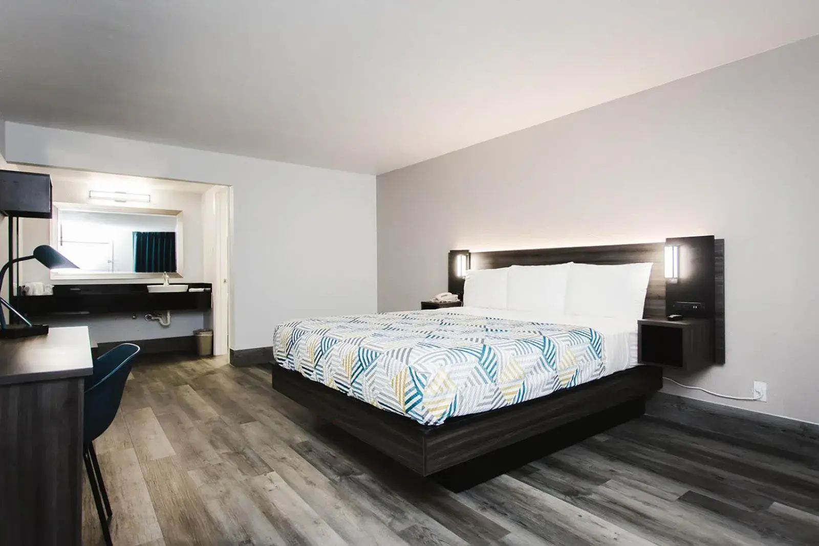 1 King Bed | Mobil Access Tub Nsmk Kitchen in Studio 6 Houston TX Medical Center NRG Stadium 1 King Bed | Mobil Access Tub Nsmk Kitchen in Studio 6 Houston TX Medical Center NRG Stadium