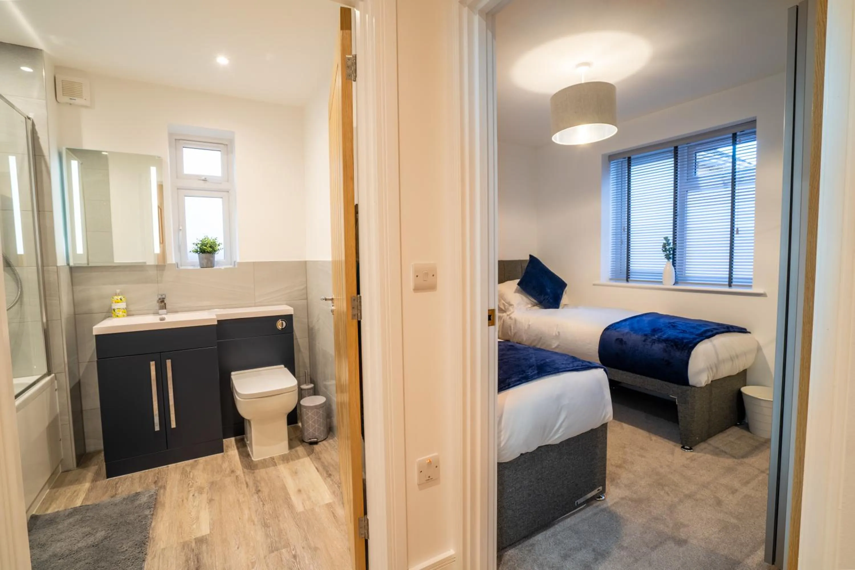 Toilet, Bed in Mill Road Ground Floor Apartment