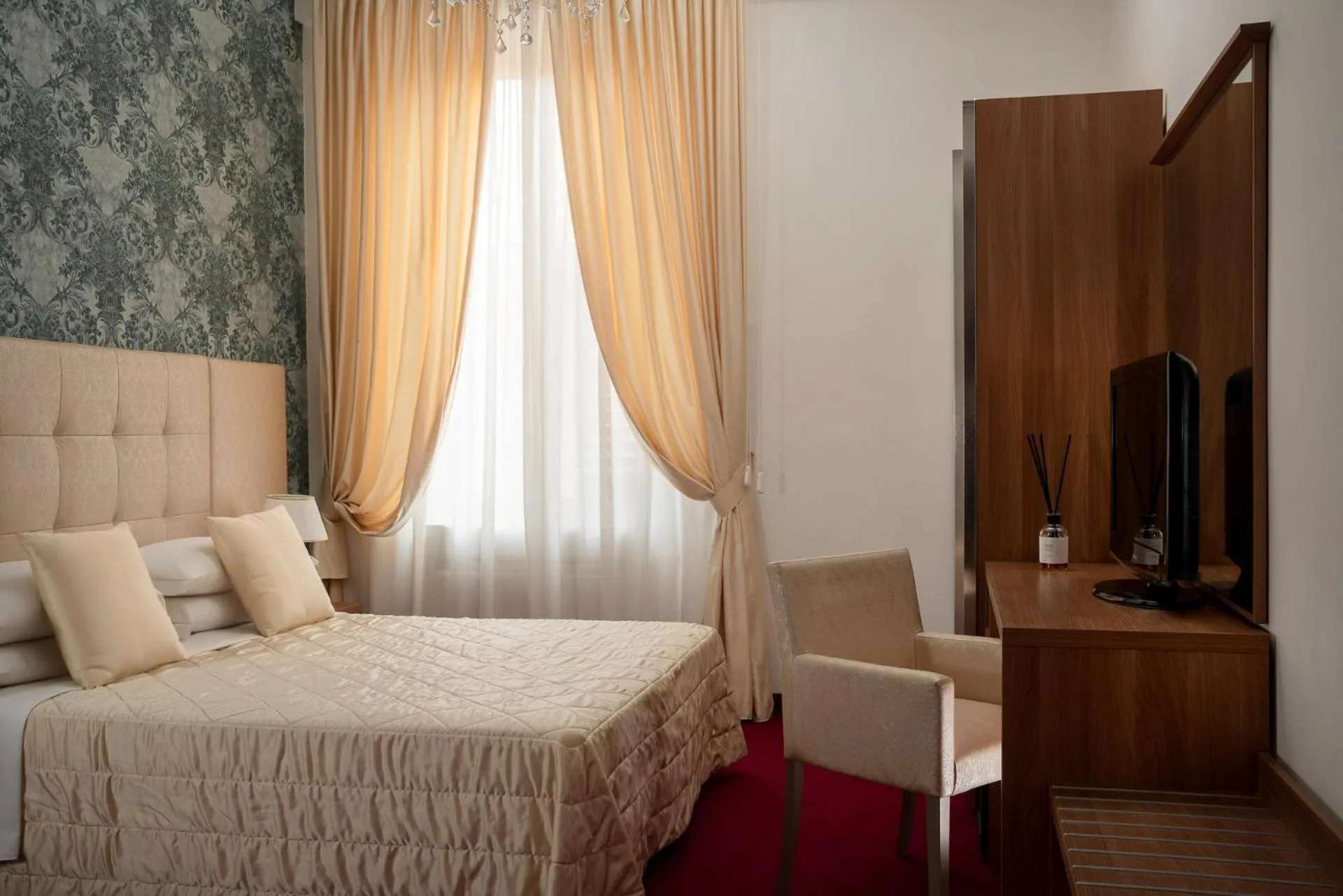 Photo of the whole room, Bed in Albergo Rossini 1936 Small & Charming