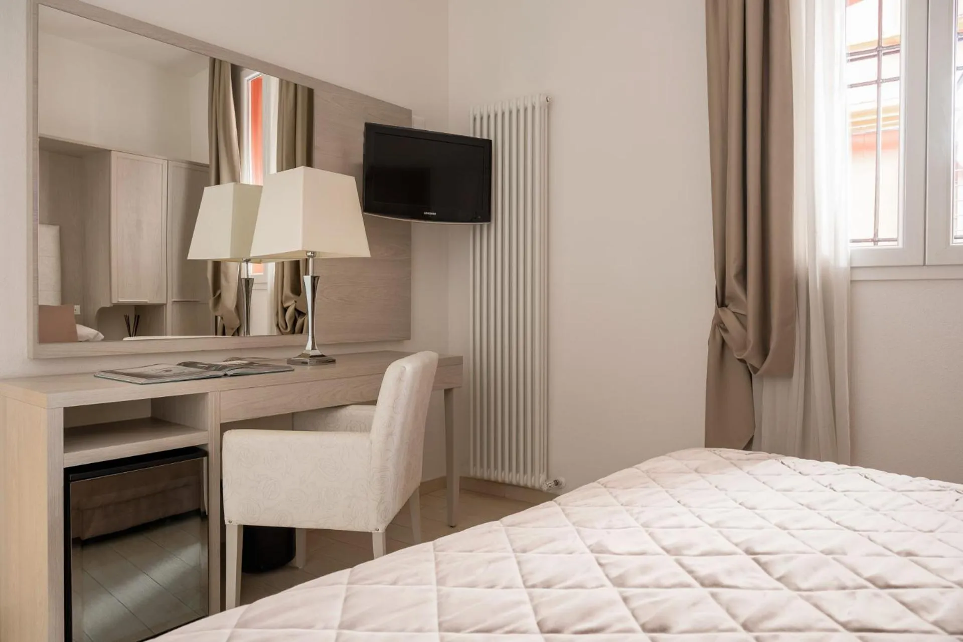 Photo of the whole room, Bed in Albergo Rossini 1936 Small & Charming