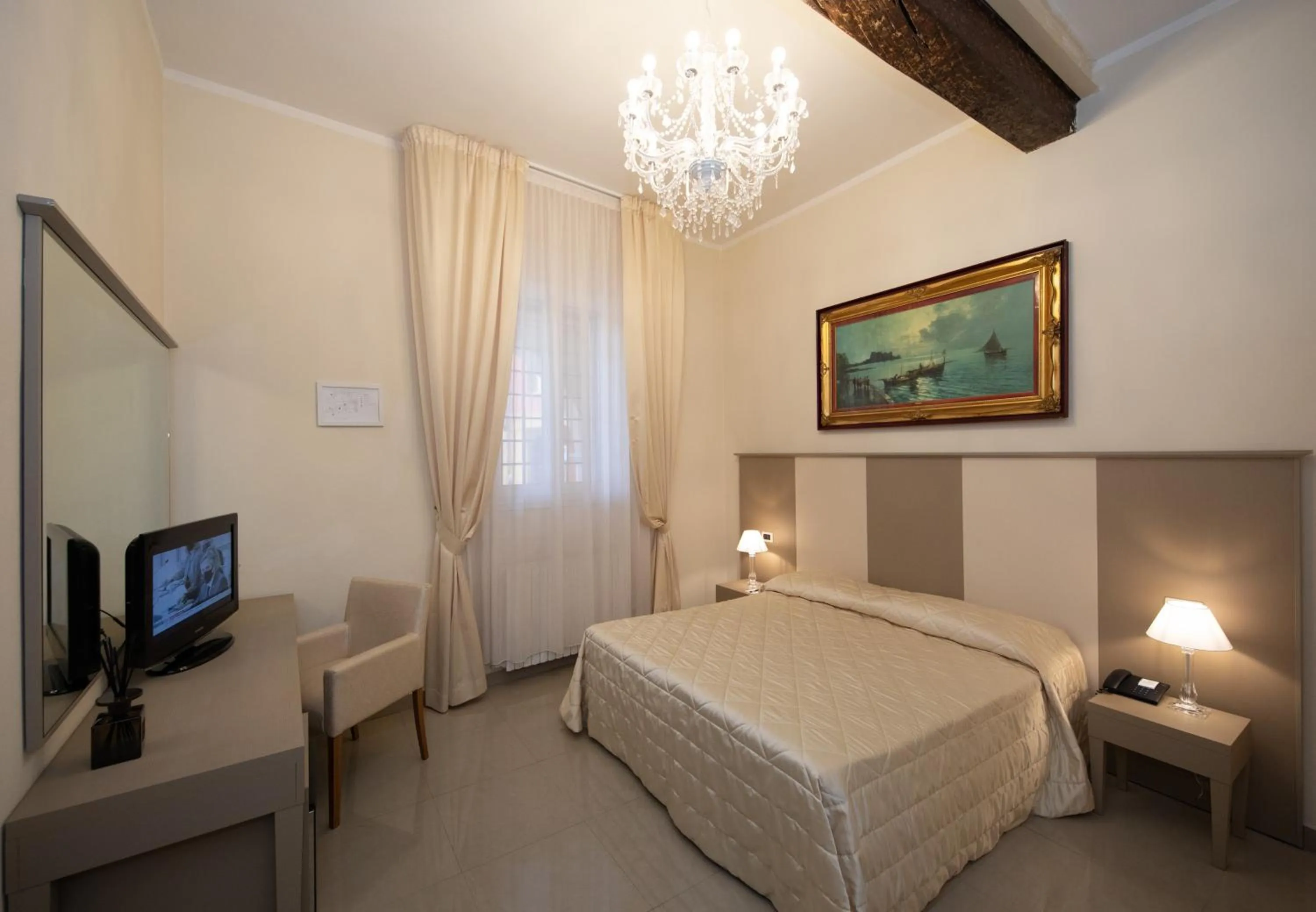 Photo of the whole room, Bed in Albergo Rossini 1936 Small & Charming