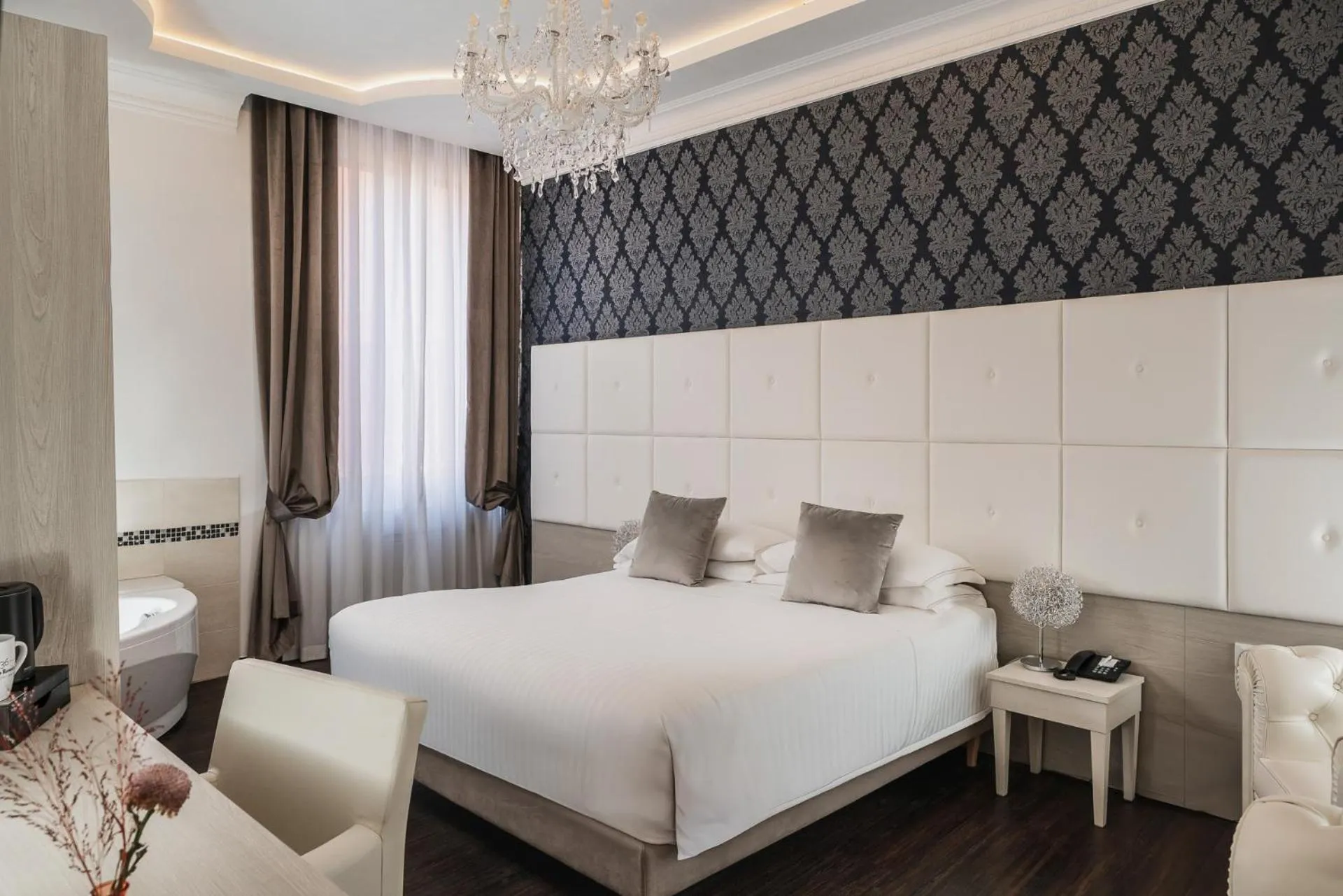 Suite with Spa Bath in Albergo Rossini 1936 - Small & Charming