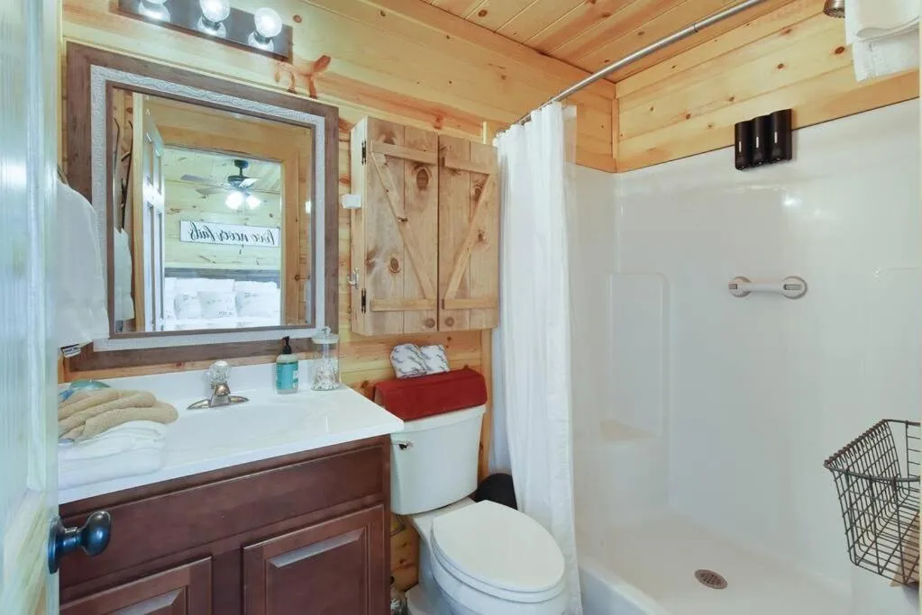 Enchanted Forest Cabin And Teepee! Lights & Laser Show! Private Hot Tub! Unique Stay!