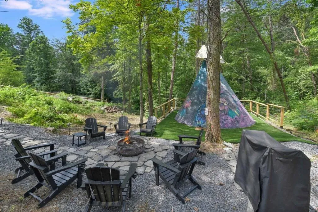 Enchanted Forest Cabin And Teepee! Lights & Laser Show! Private Hot Tub! Unique Stay!