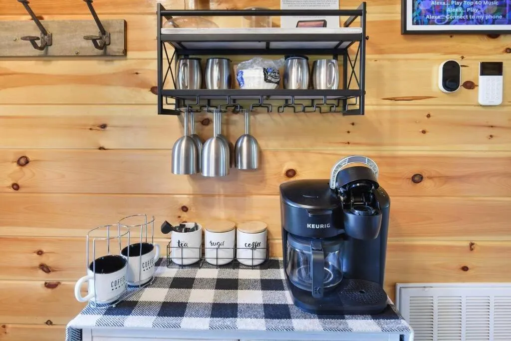 Enchanted Forest Cabin And Teepee! Lights & Laser Show! Private Hot Tub! Unique Stay!