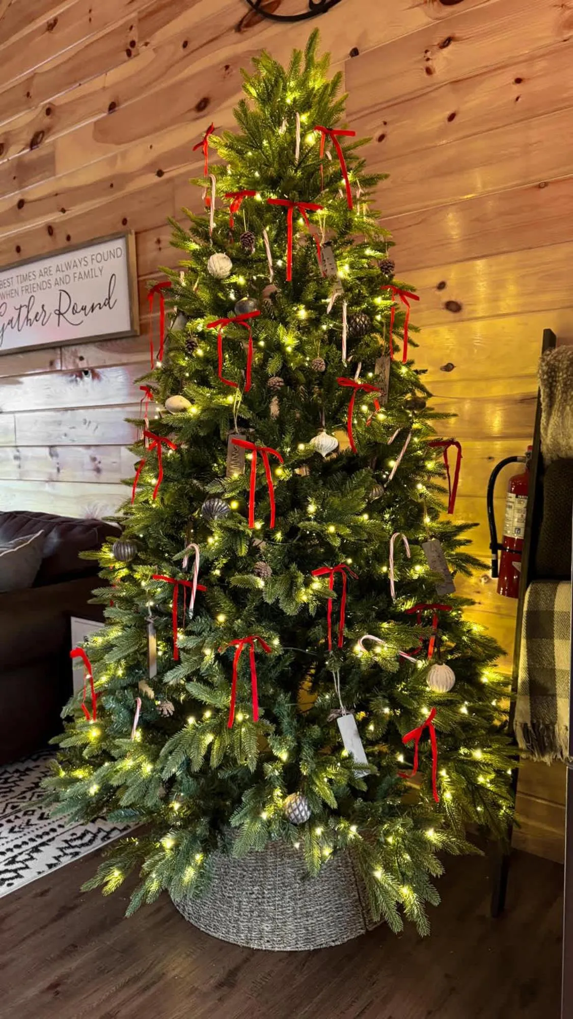 Enchanted Forest Cabin And Teepee! Lights & Laser Show! Private Hot Tub! Unique Stay!