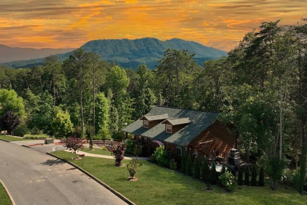 Enchanted Forest Cabin And Teepee! Lights & Laser Show! Private Hot Tub! Unique Stay!