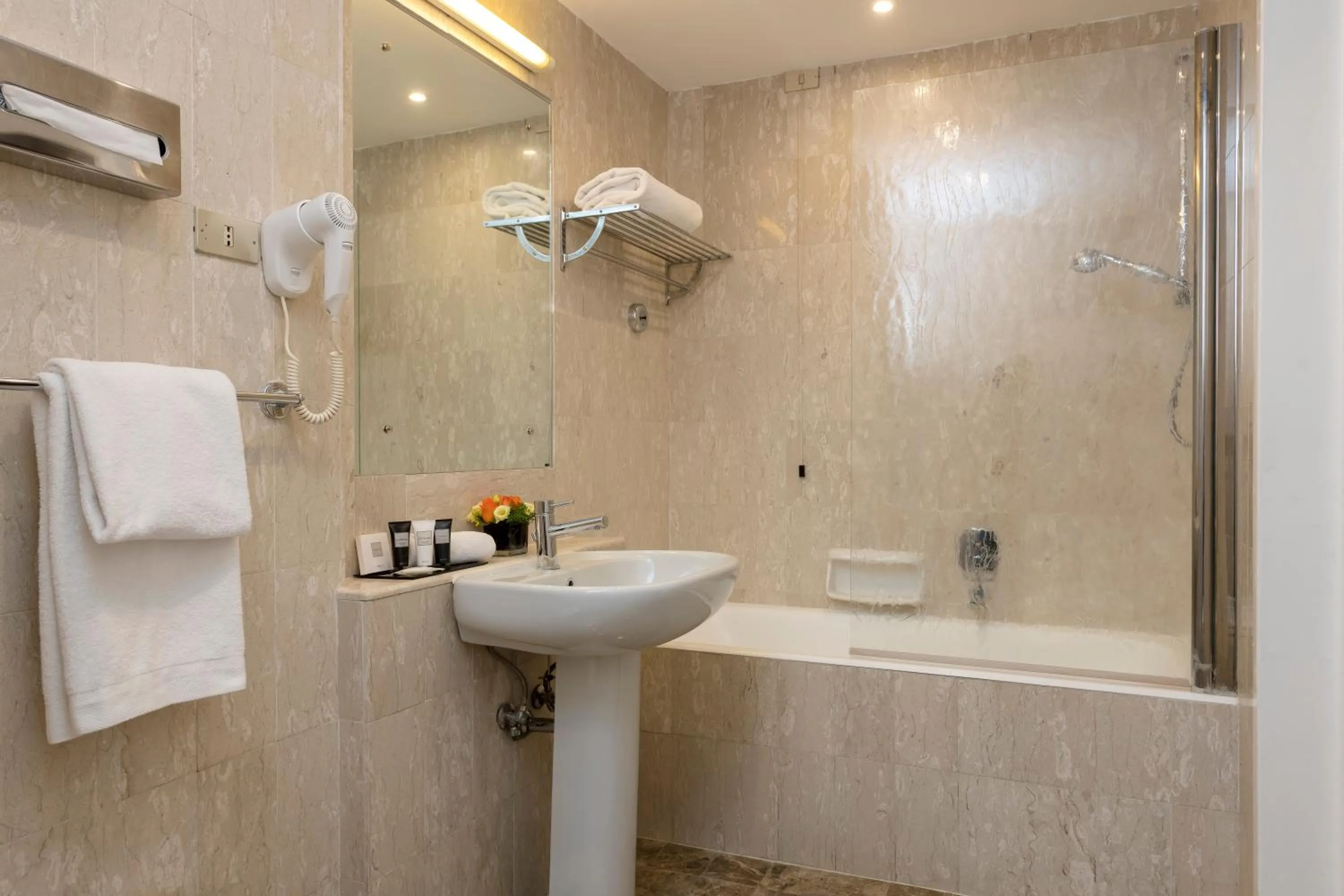 Shower in Bettoja Hotel Mediterraneo