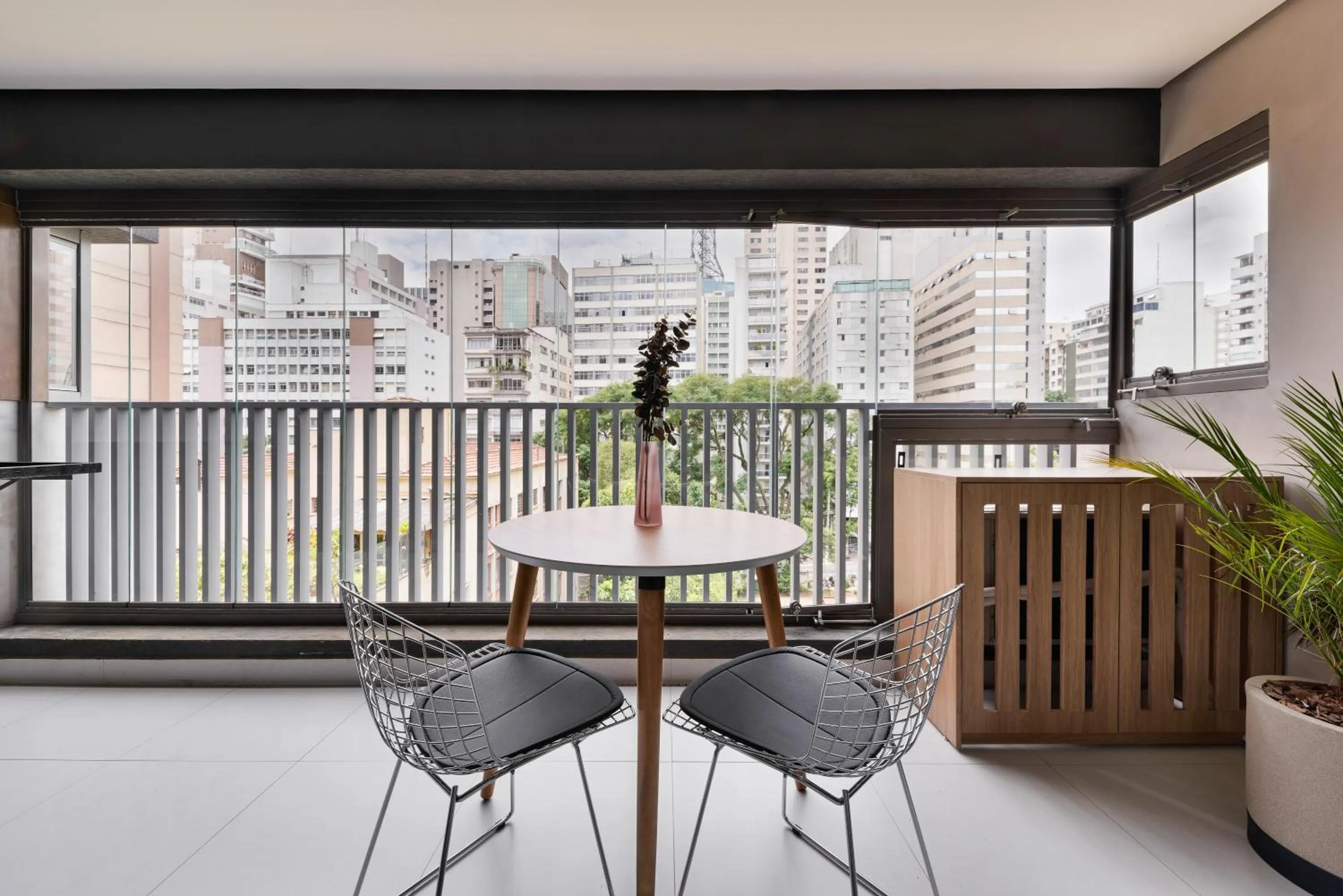 Dining area in Charlie Edição Jardim Paulista