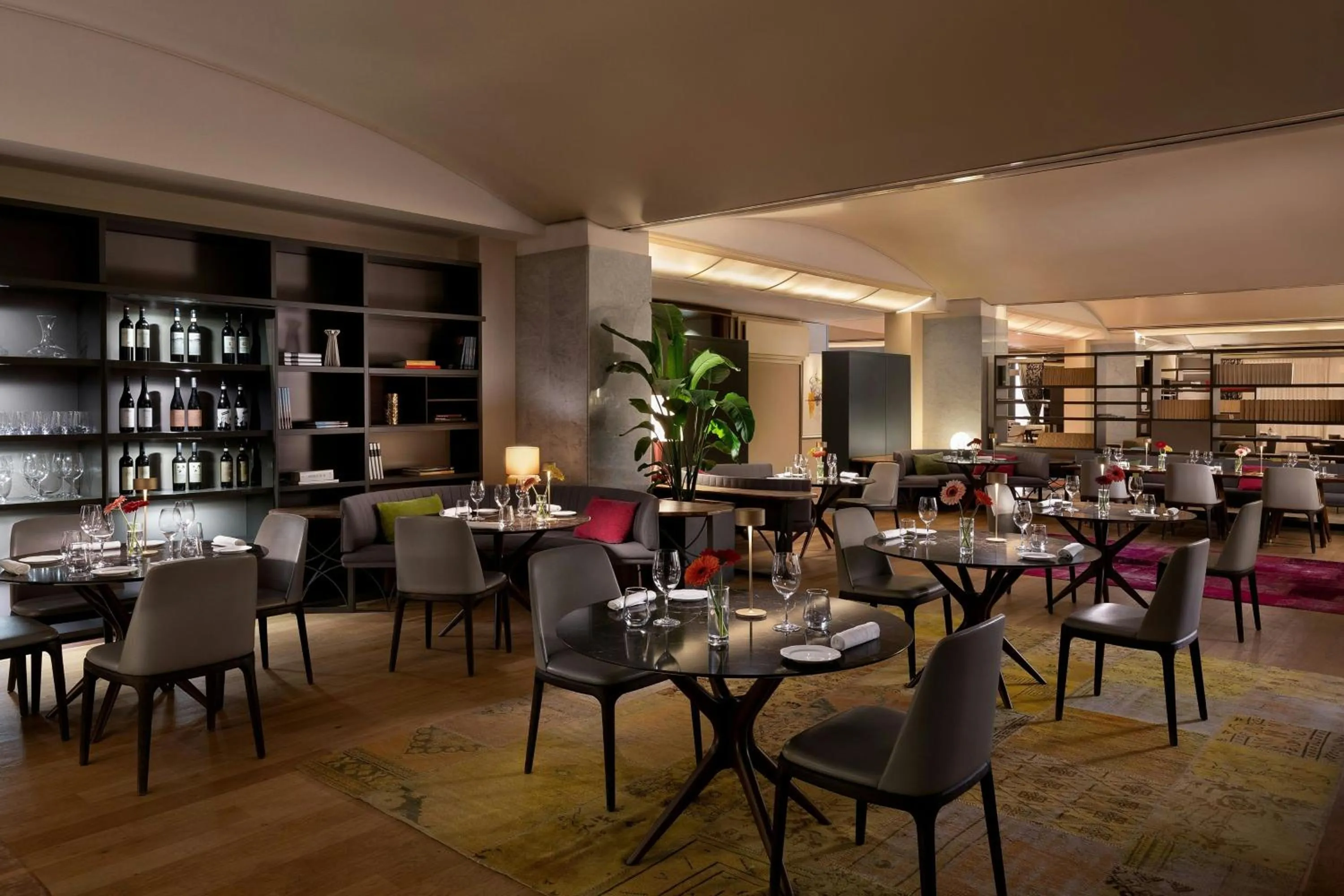 Restaurant/places to eat in Sheraton Lake Como Hotel