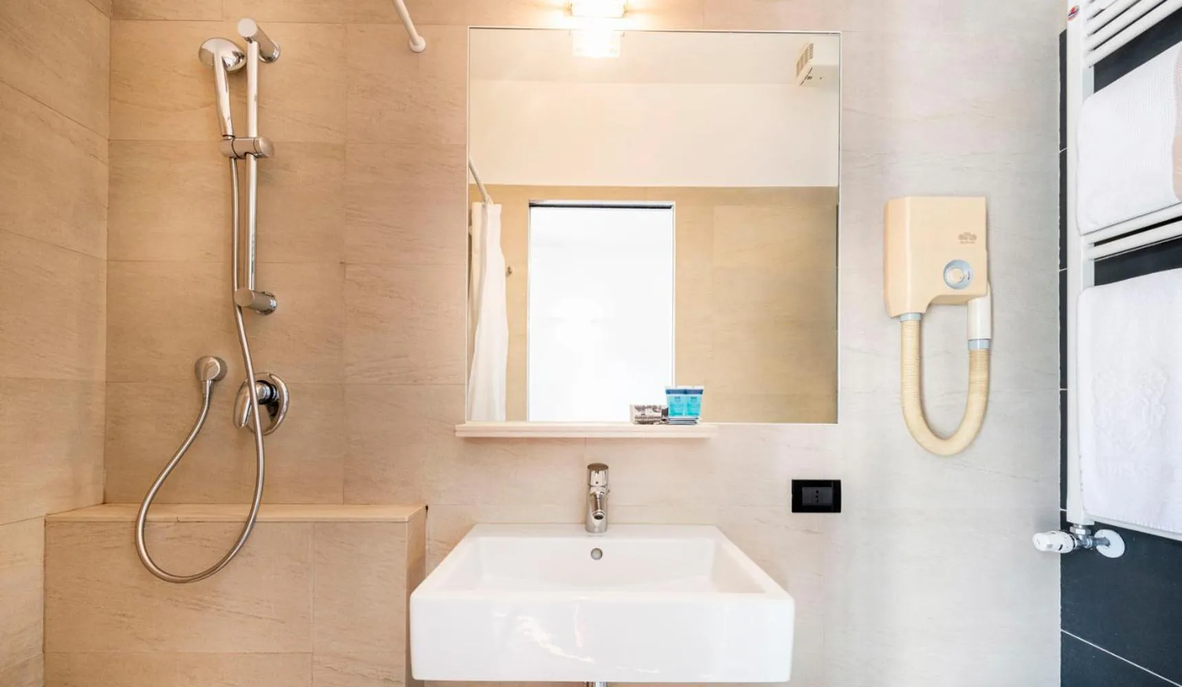 Shower in Hotel Metropole Suisse