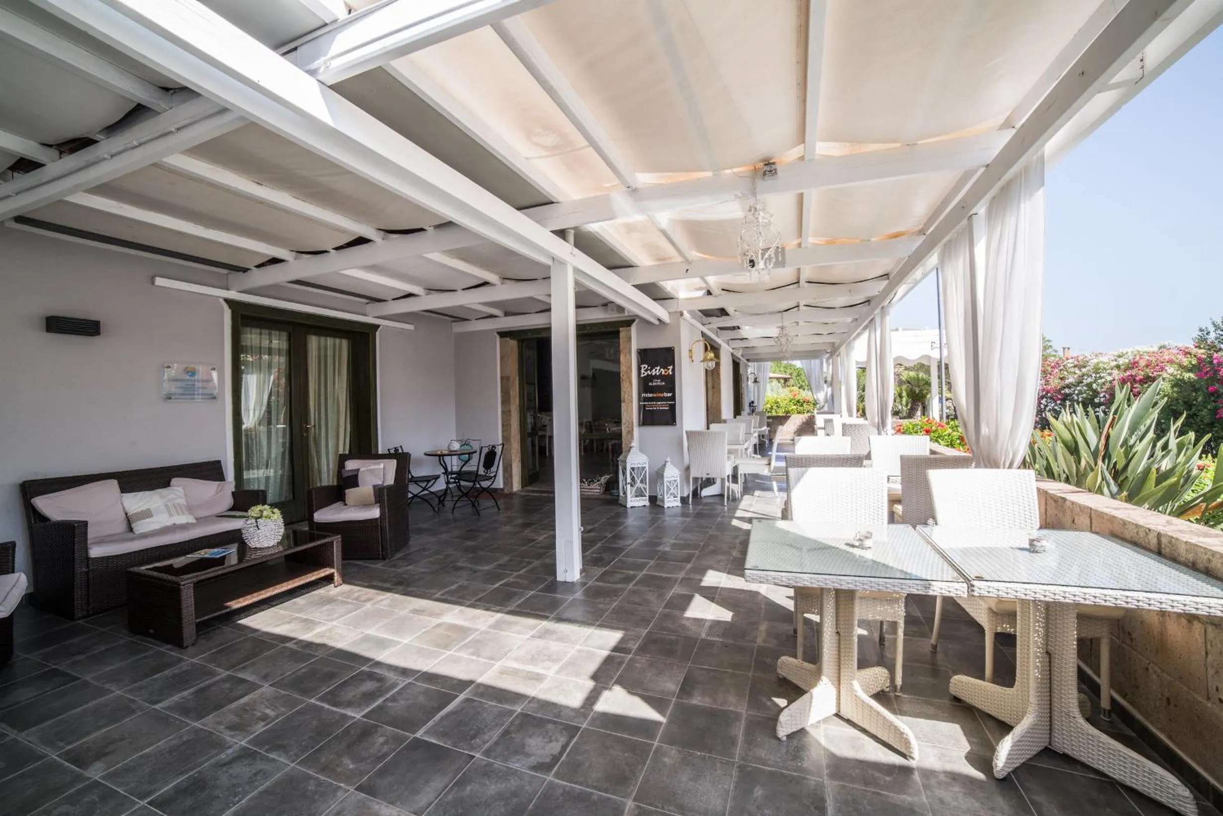 Patio in Albaruja Hotel