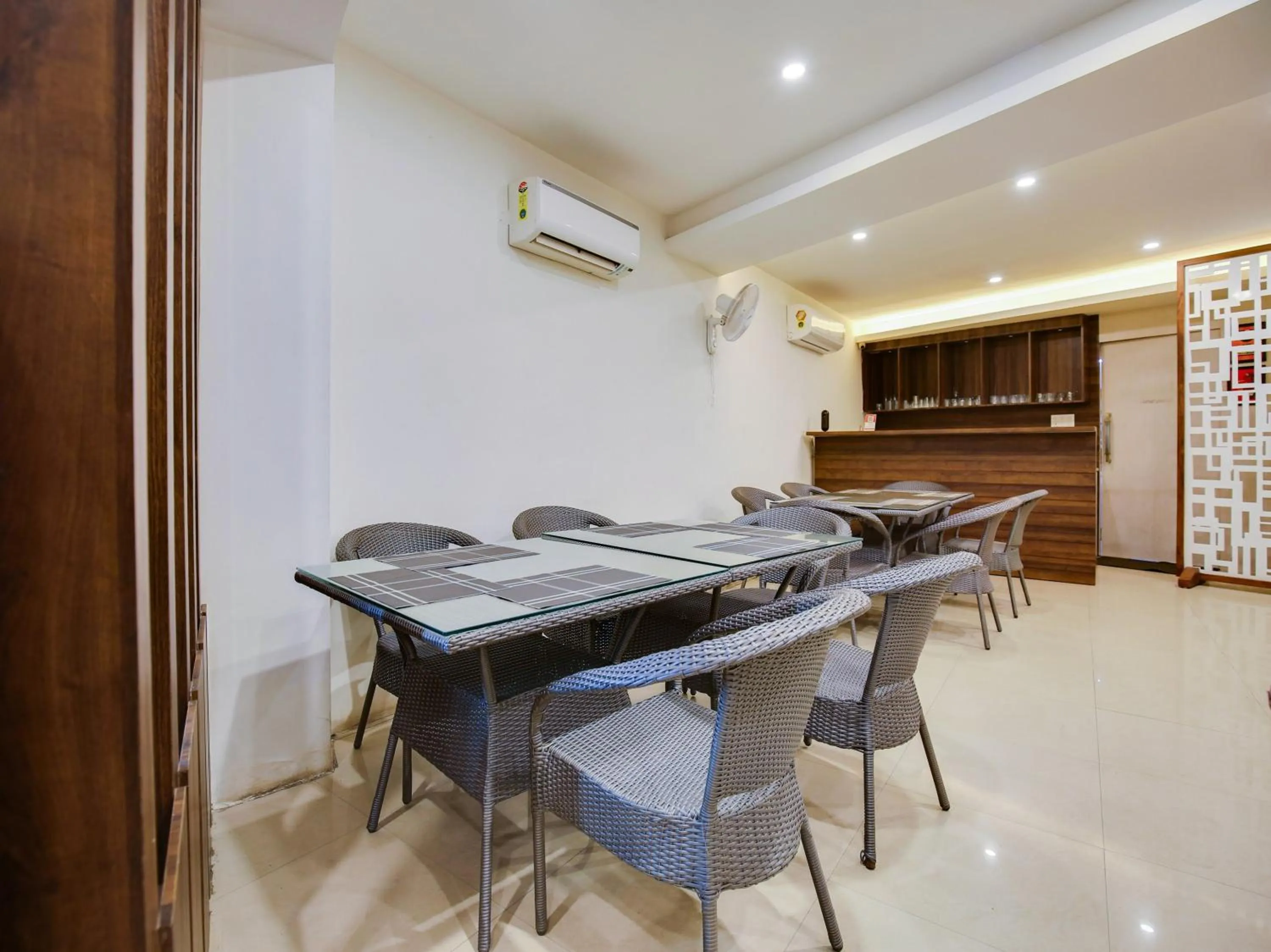 Restaurant/places to eat in Hotel Ludhiana Regency