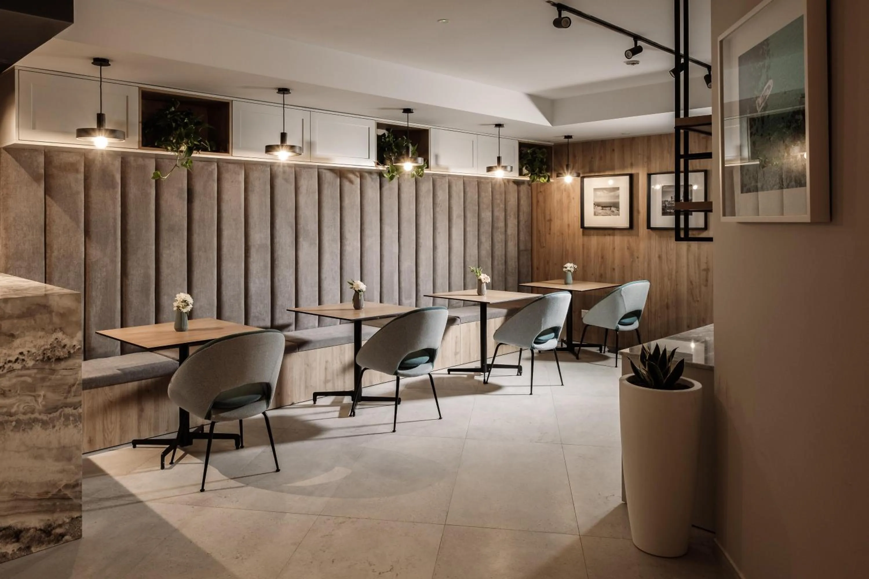 Restaurant/places to eat in Amery House