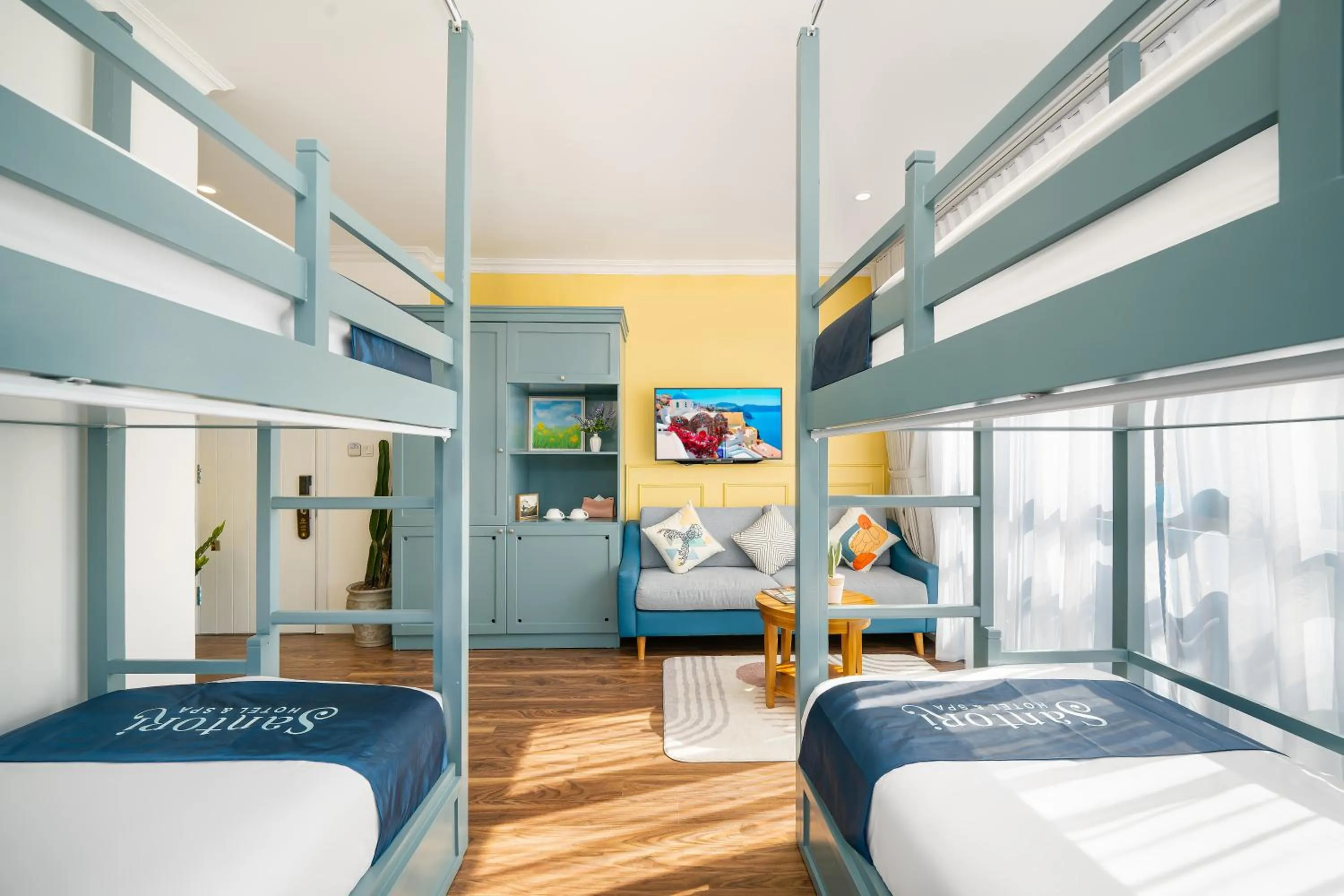 bunk bed in Santori Hotel And Spa
