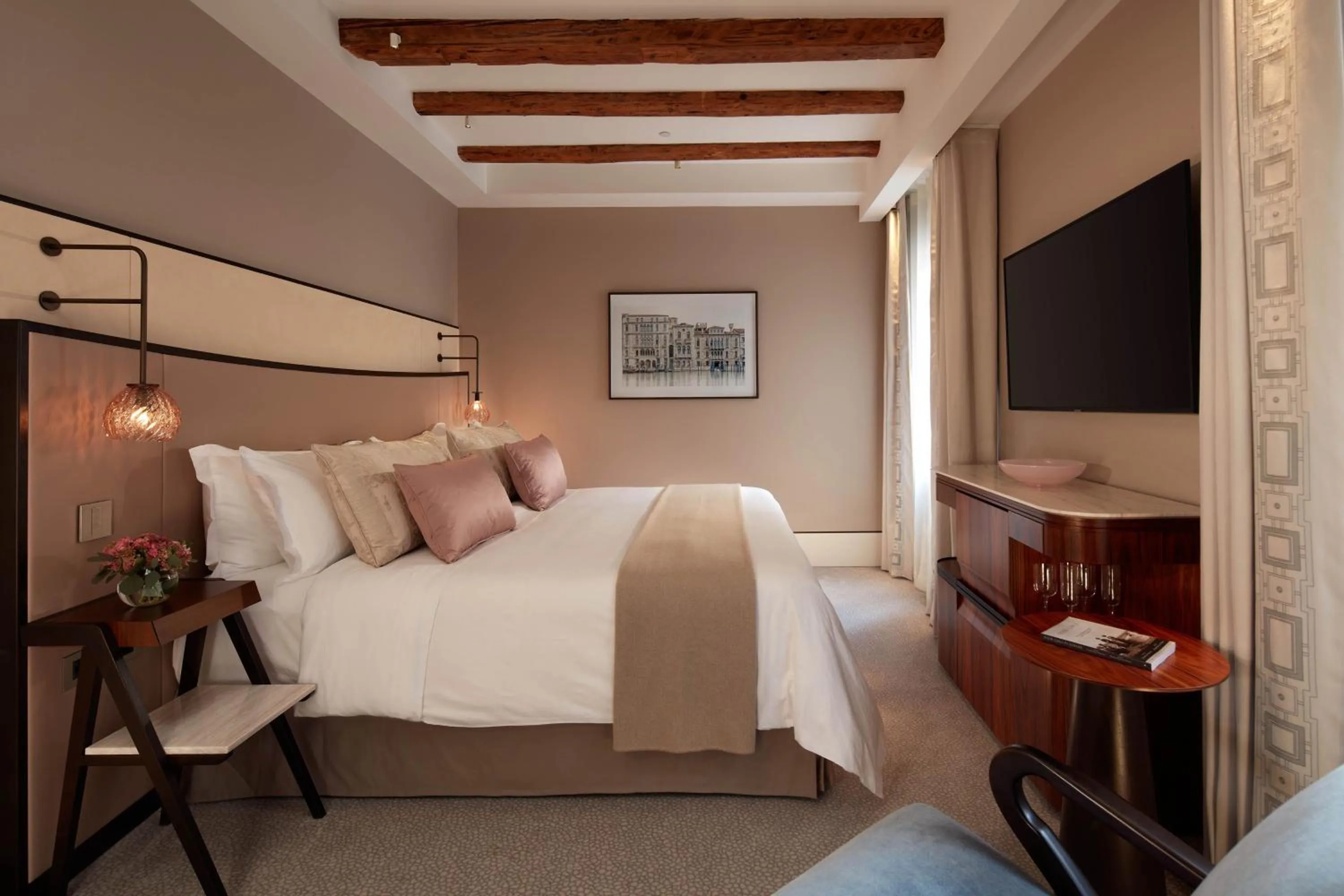 Photo of the whole room, Bed in The St. Regis Venice
