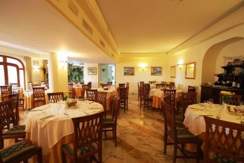 Restaurant/places to eat in Johanna Park Hotel
