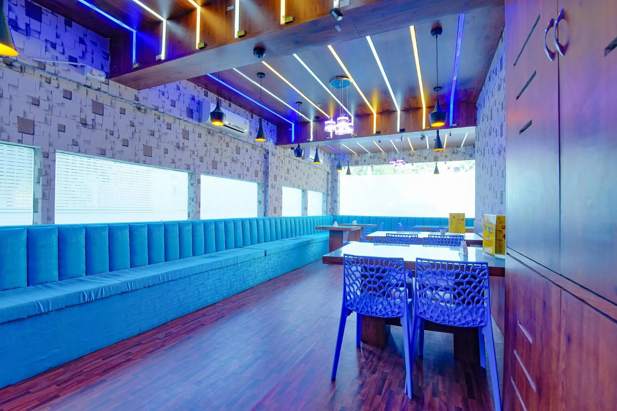 Lounge or bar in FabHotel New kolkata Residency Inn - Nr Axis Mall