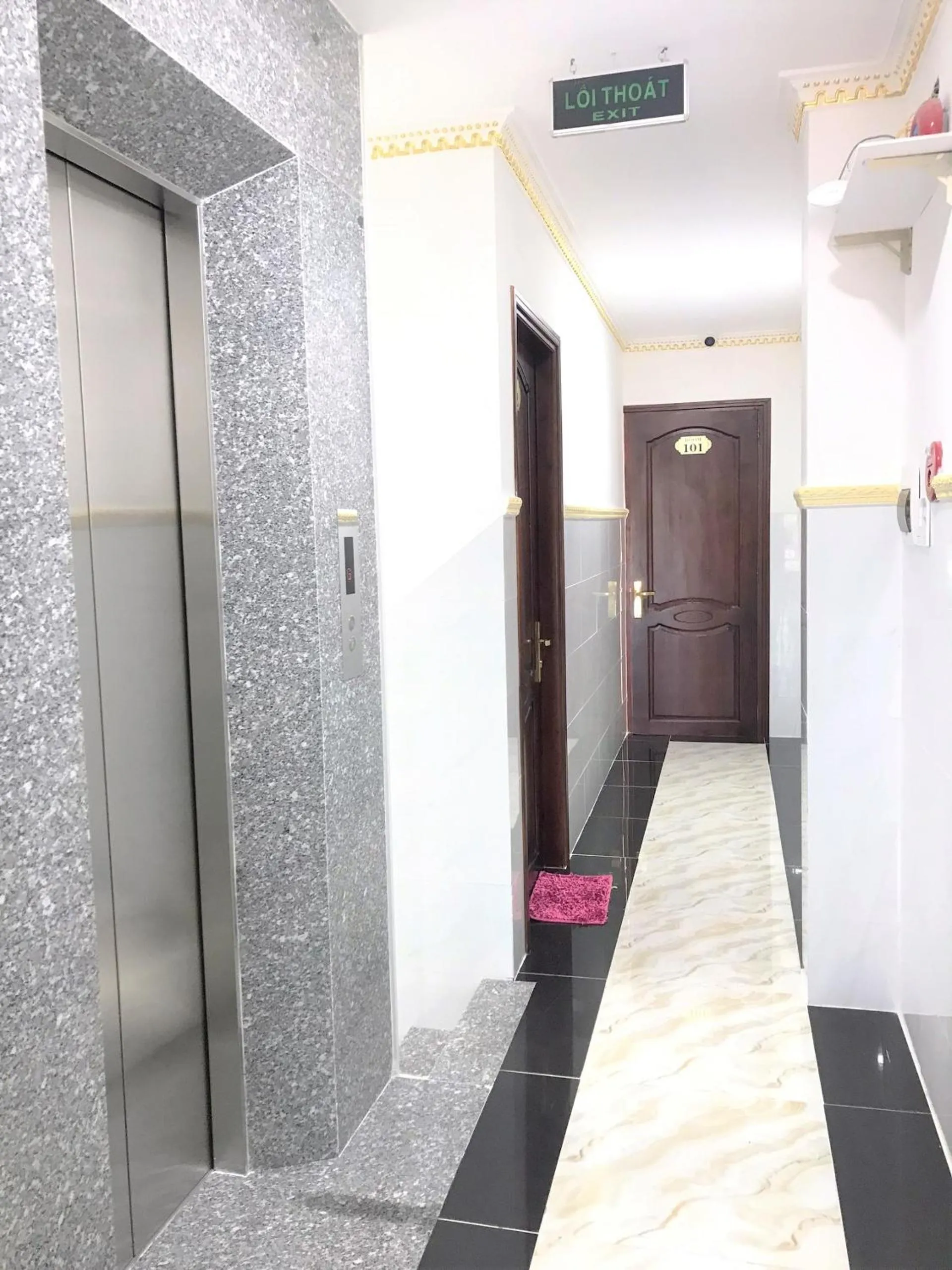 elevator in Khách Sạn Mỹ Hằng