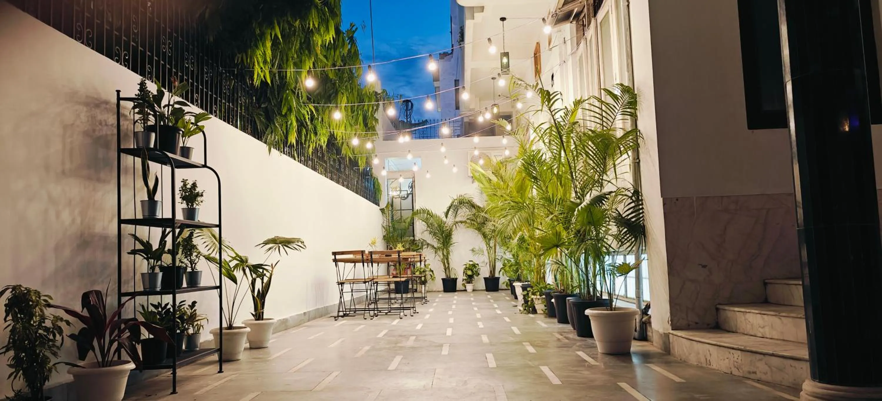 Restaurant/places to eat in Poshtel VNS