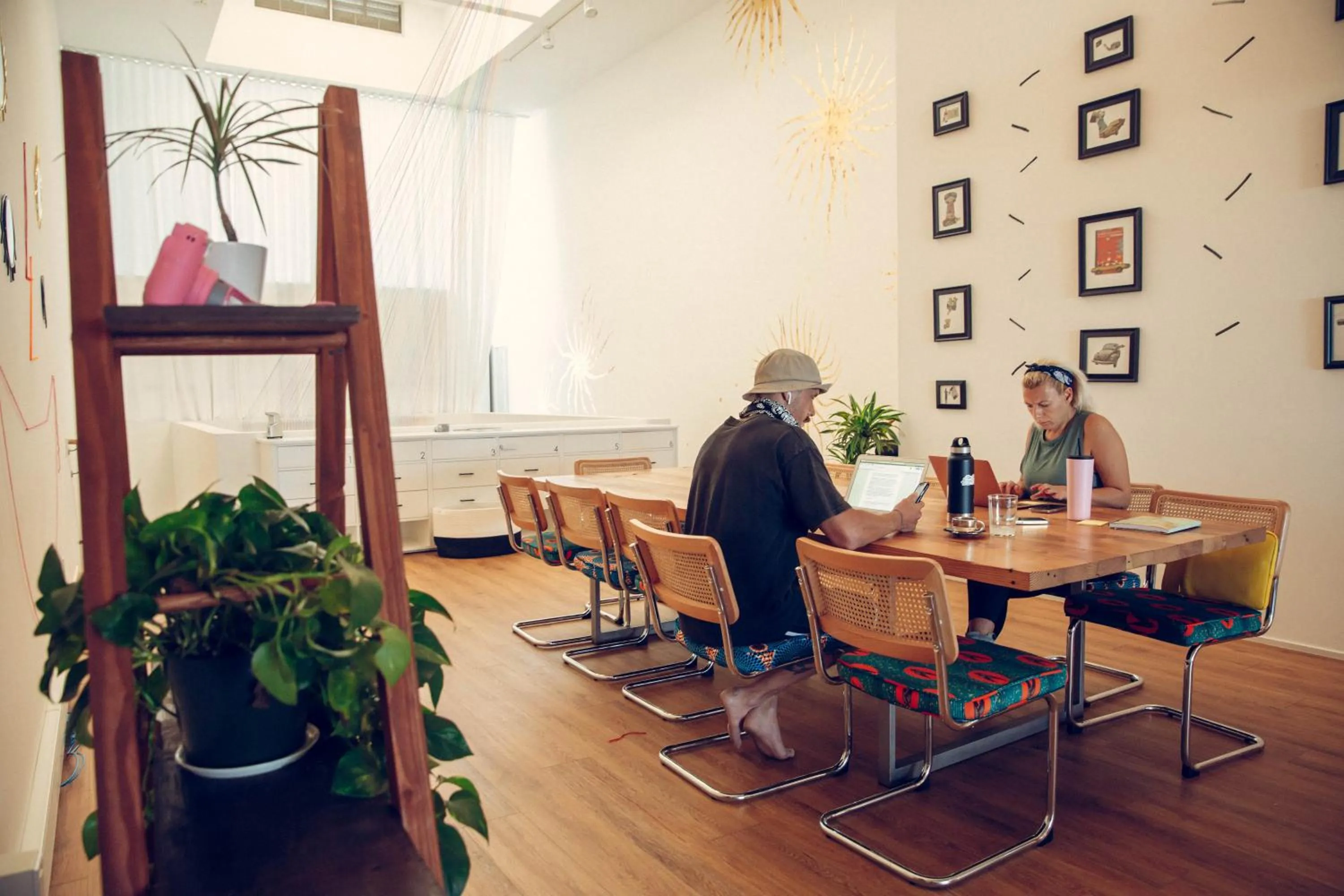 Dining area in STAY OPEN Venice Beach