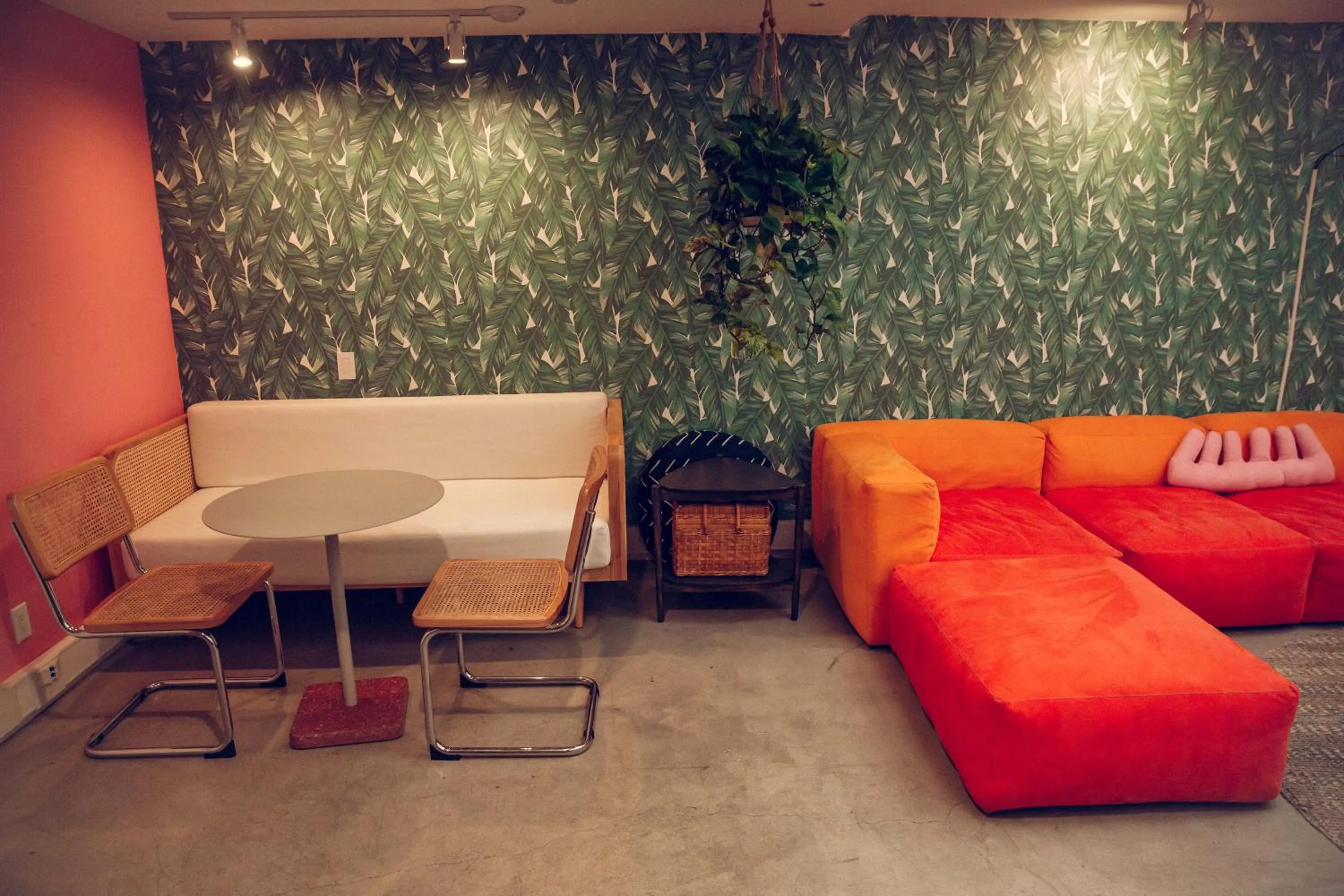 Communal lounge/ TV room in STAY OPEN Venice Beach