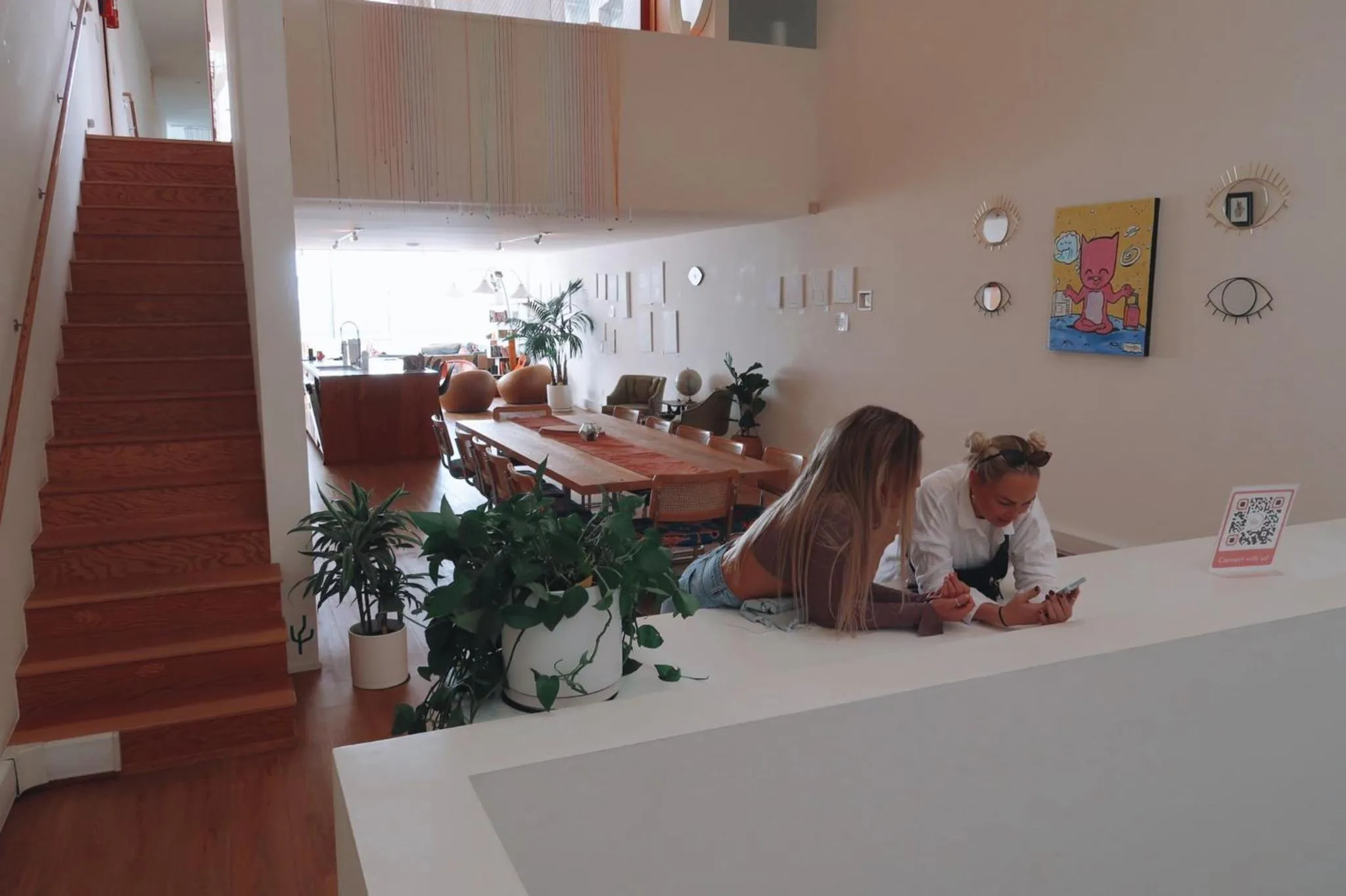 Dining area in STAY OPEN Venice Beach