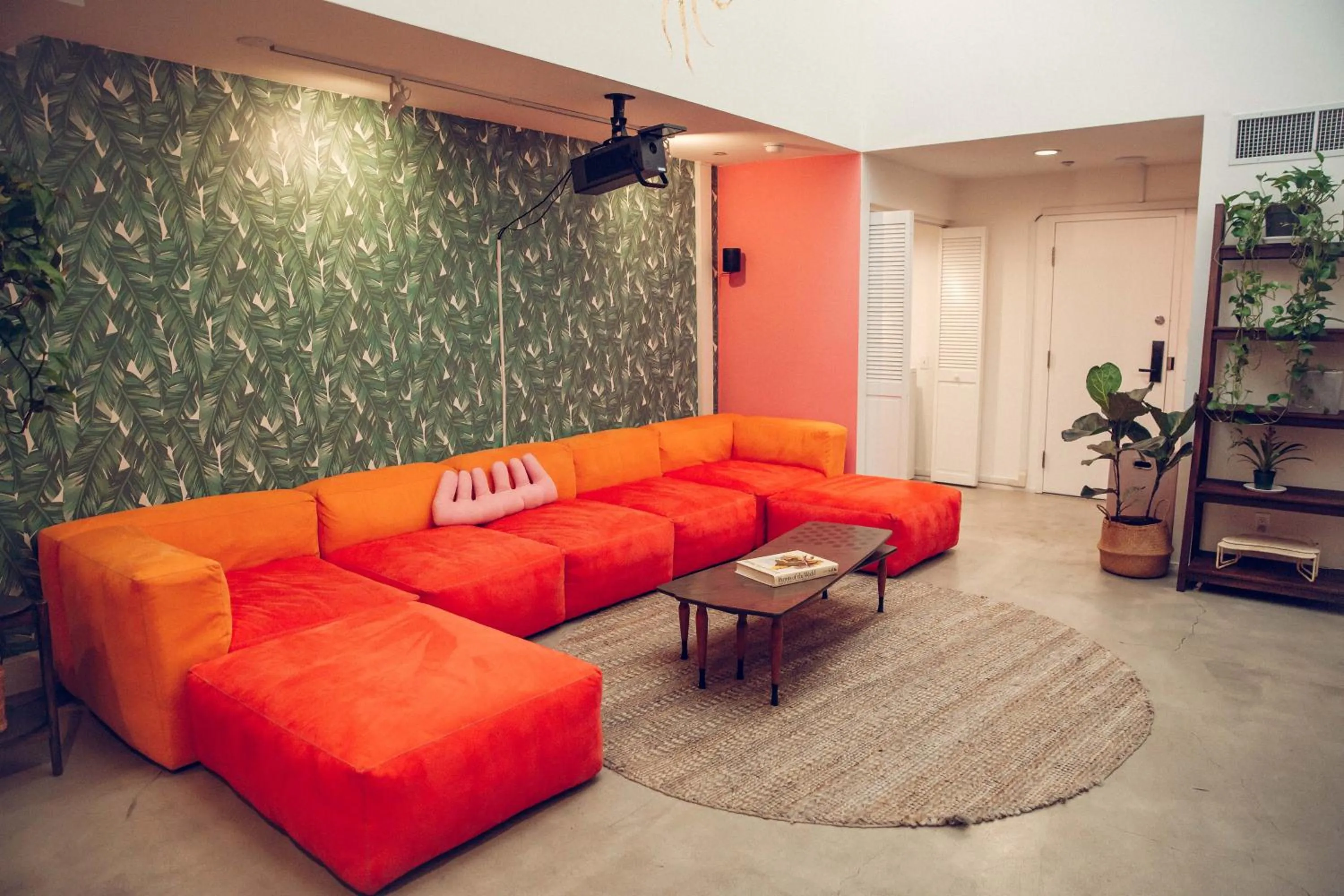 Communal lounge/ TV room in STAY OPEN Venice Beach