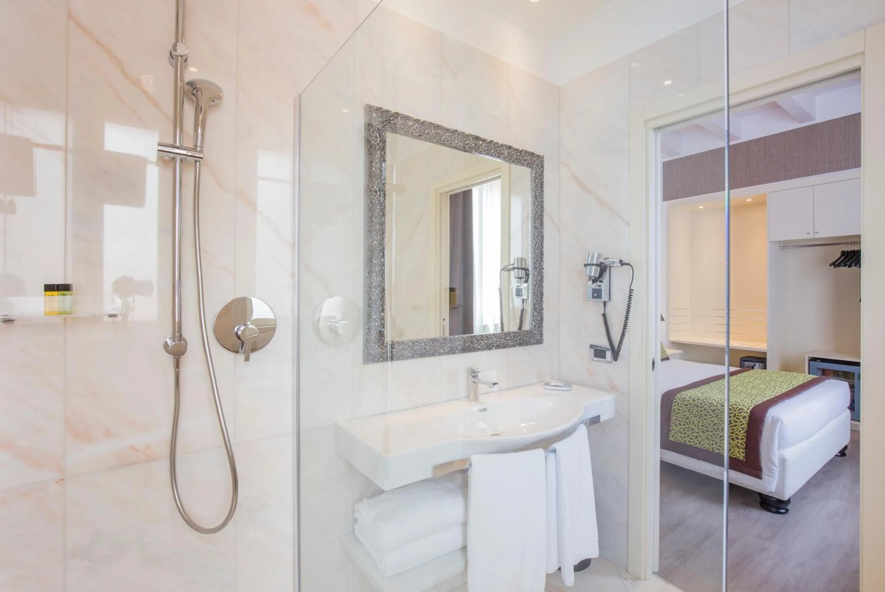 TV and multimedia, Bed in Hotel San Pietro