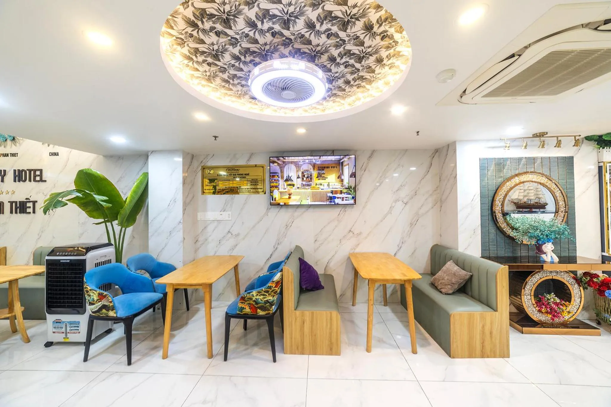 Restaurant/places to eat in Tiffany Hotel & Restaurant