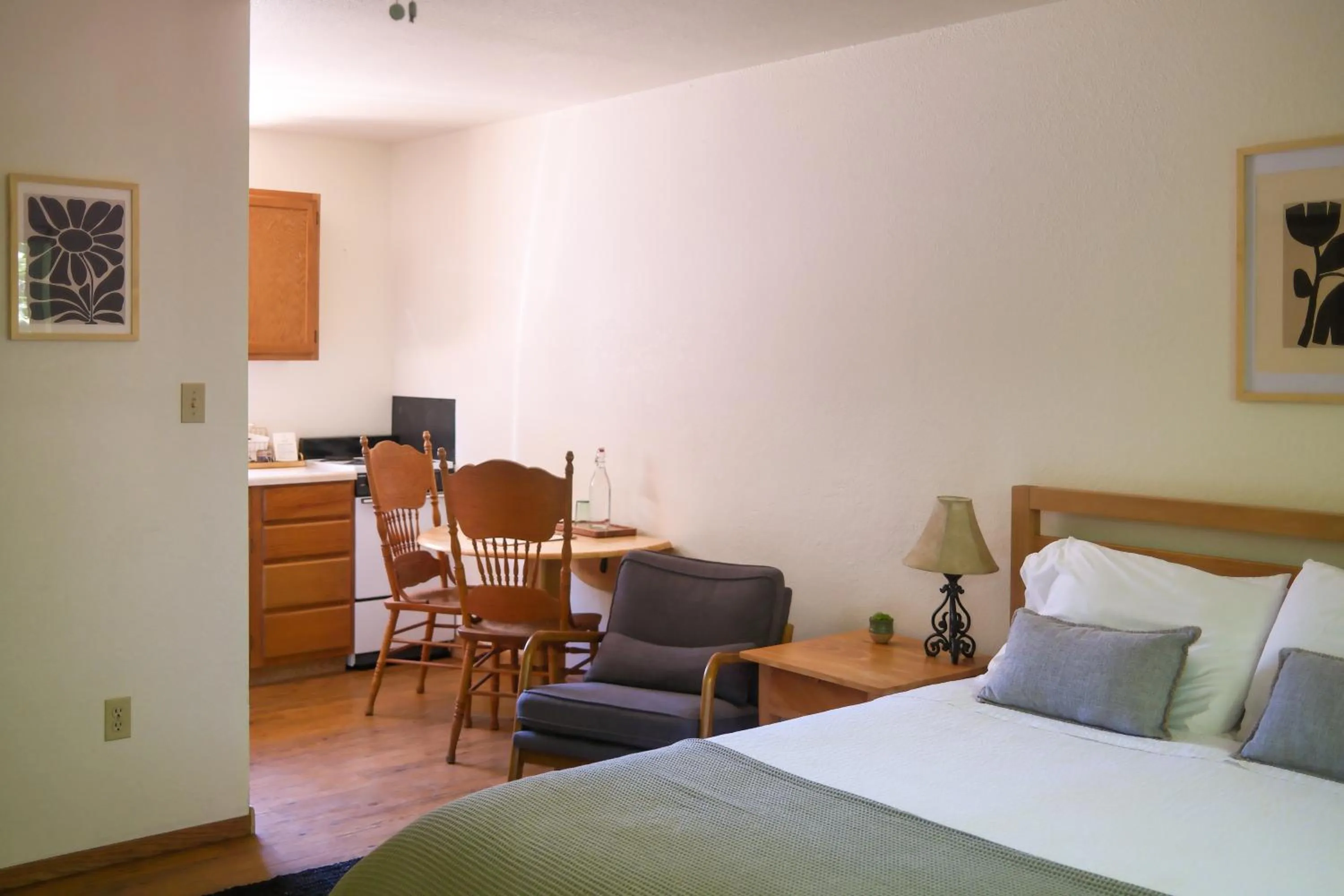 Seating area, Bed in Rocky Mountain Inn
