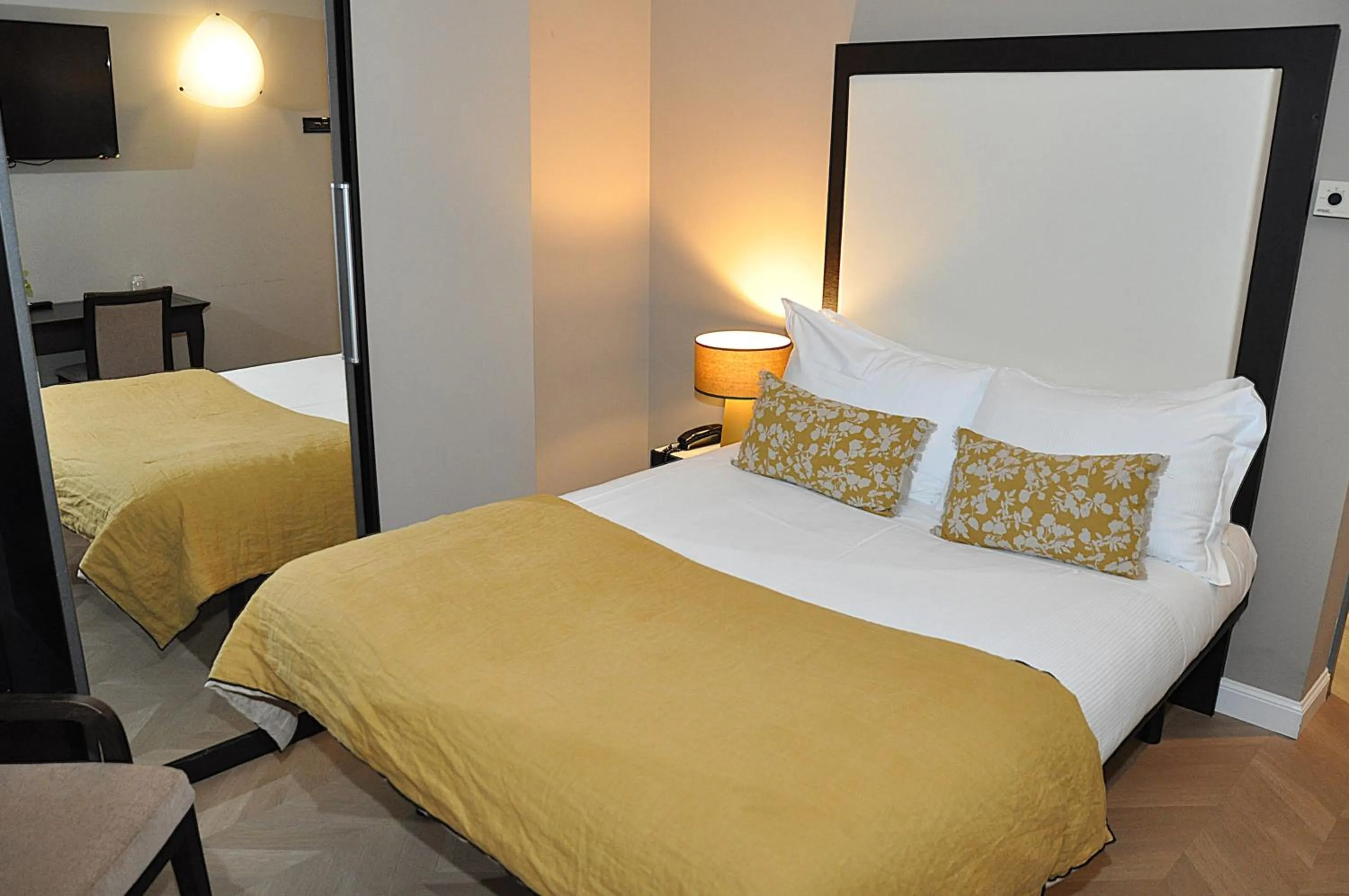 Bedroom, Bed in Hotel Comtur