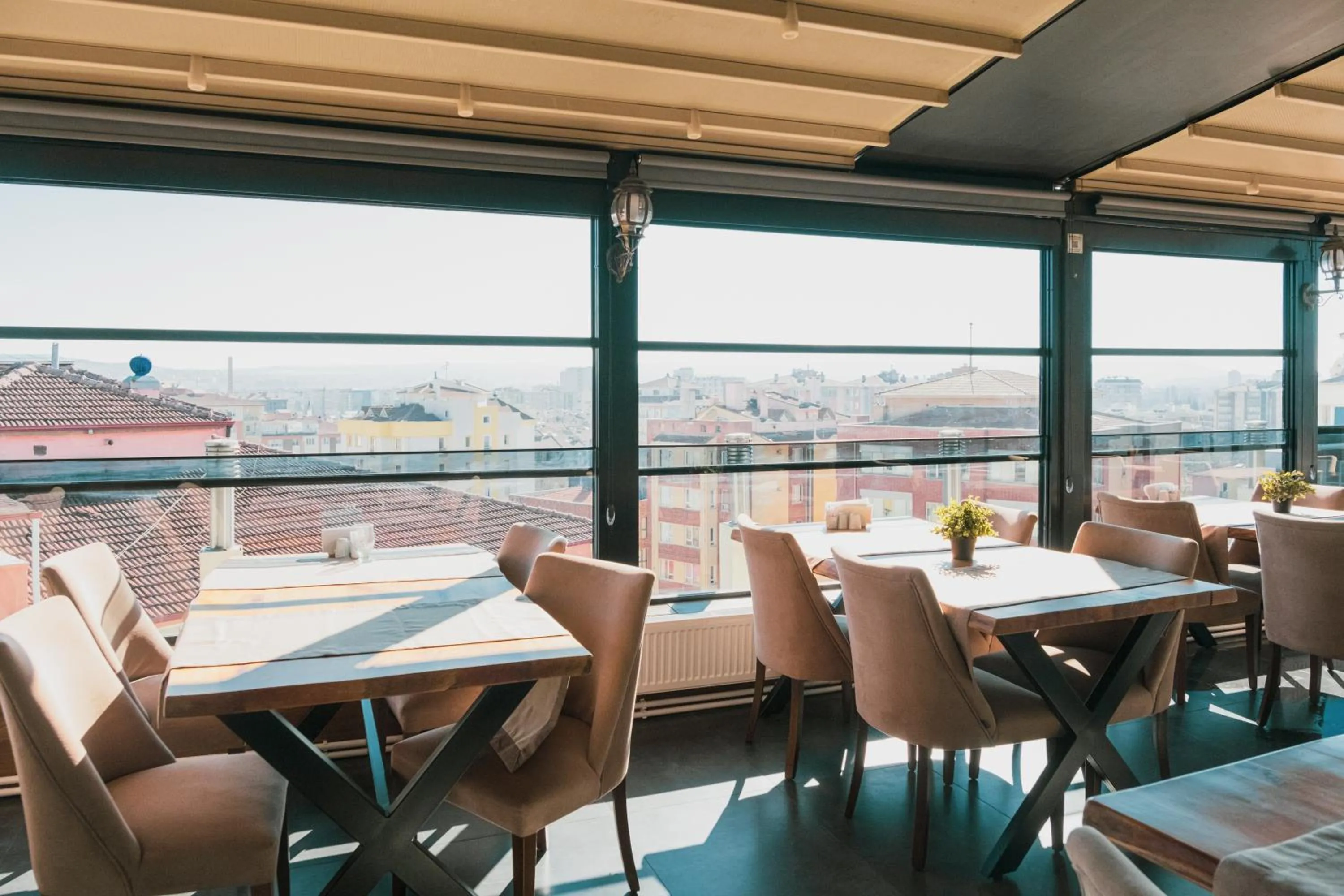 Restaurant/places to eat in INN TOWN HOTEL