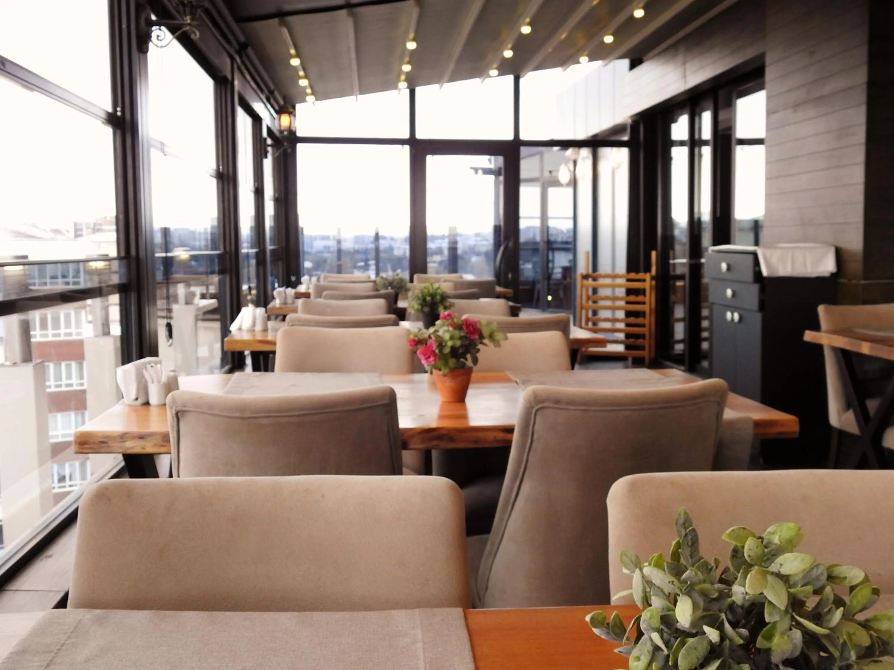 Restaurant/places to eat in INN TOWN HOTEL