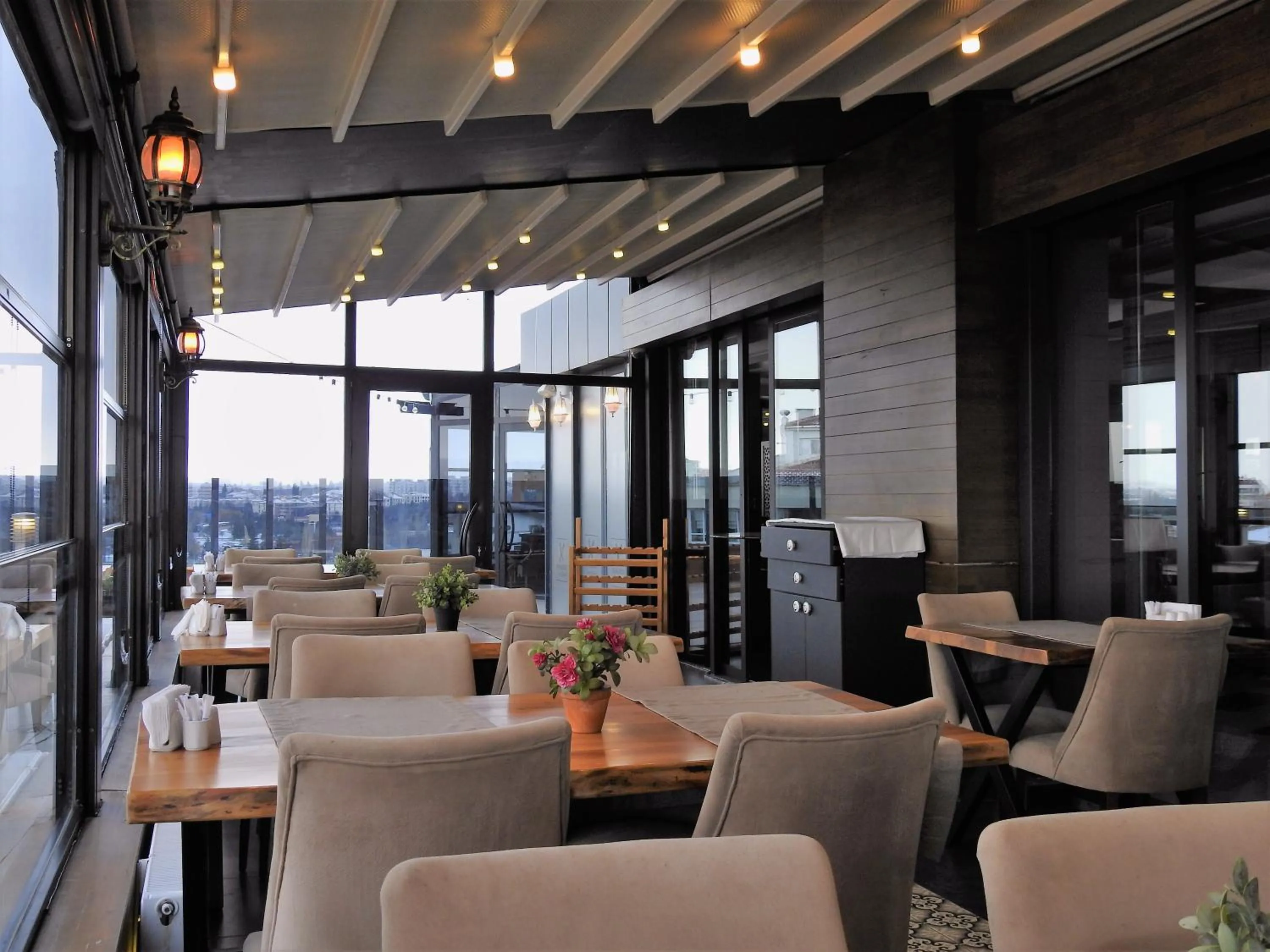 Restaurant/places to eat in INN TOWN HOTEL