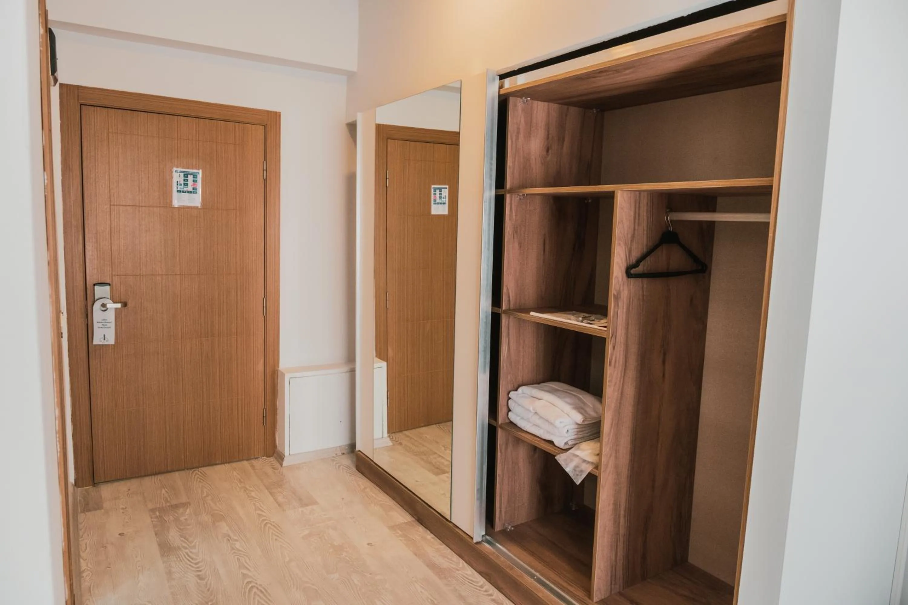 wardrobe, Bed in INN TOWN HOTEL