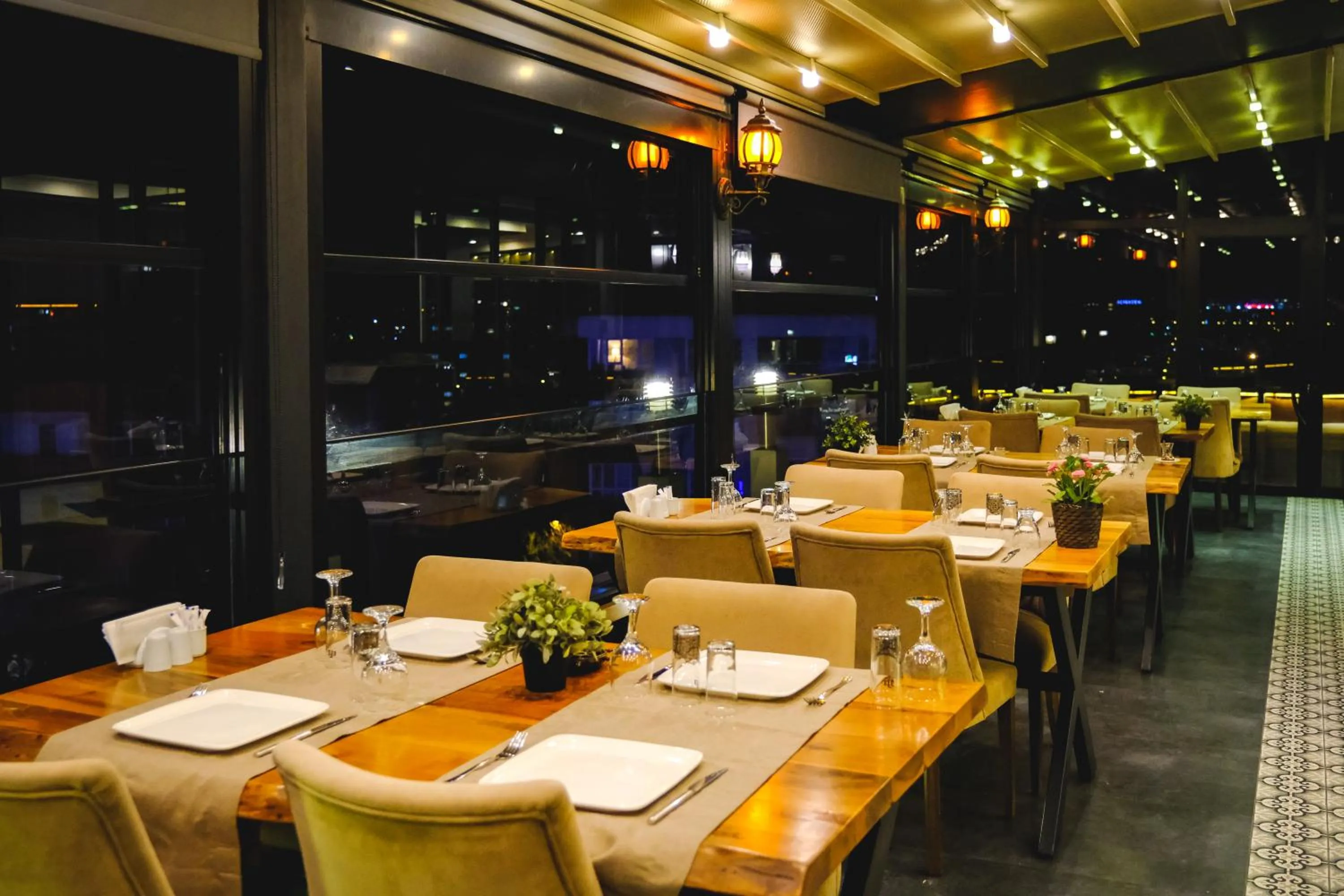 Restaurant/places to eat in INN TOWN HOTEL