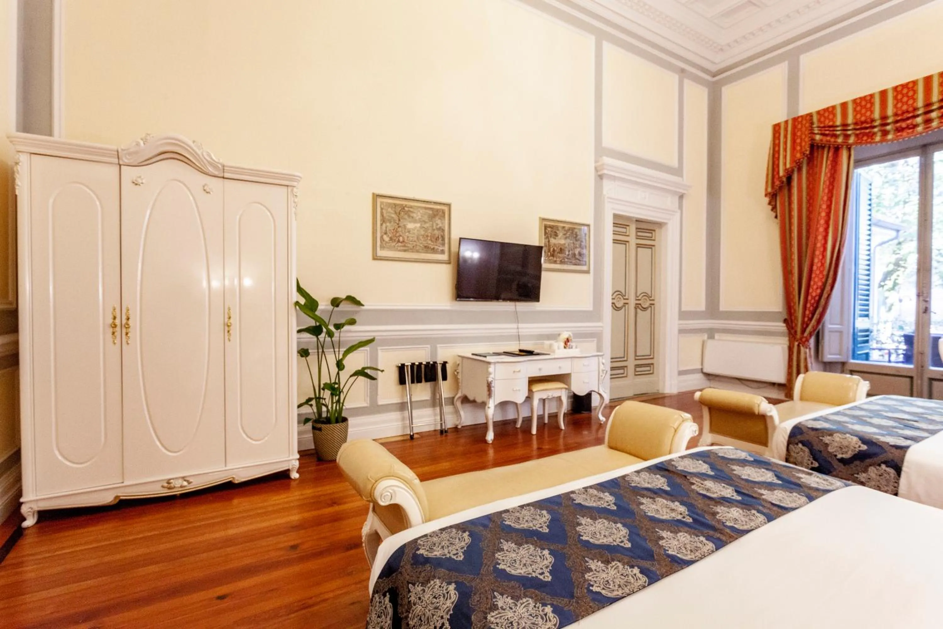 Bedroom, Bed in Villa Royal