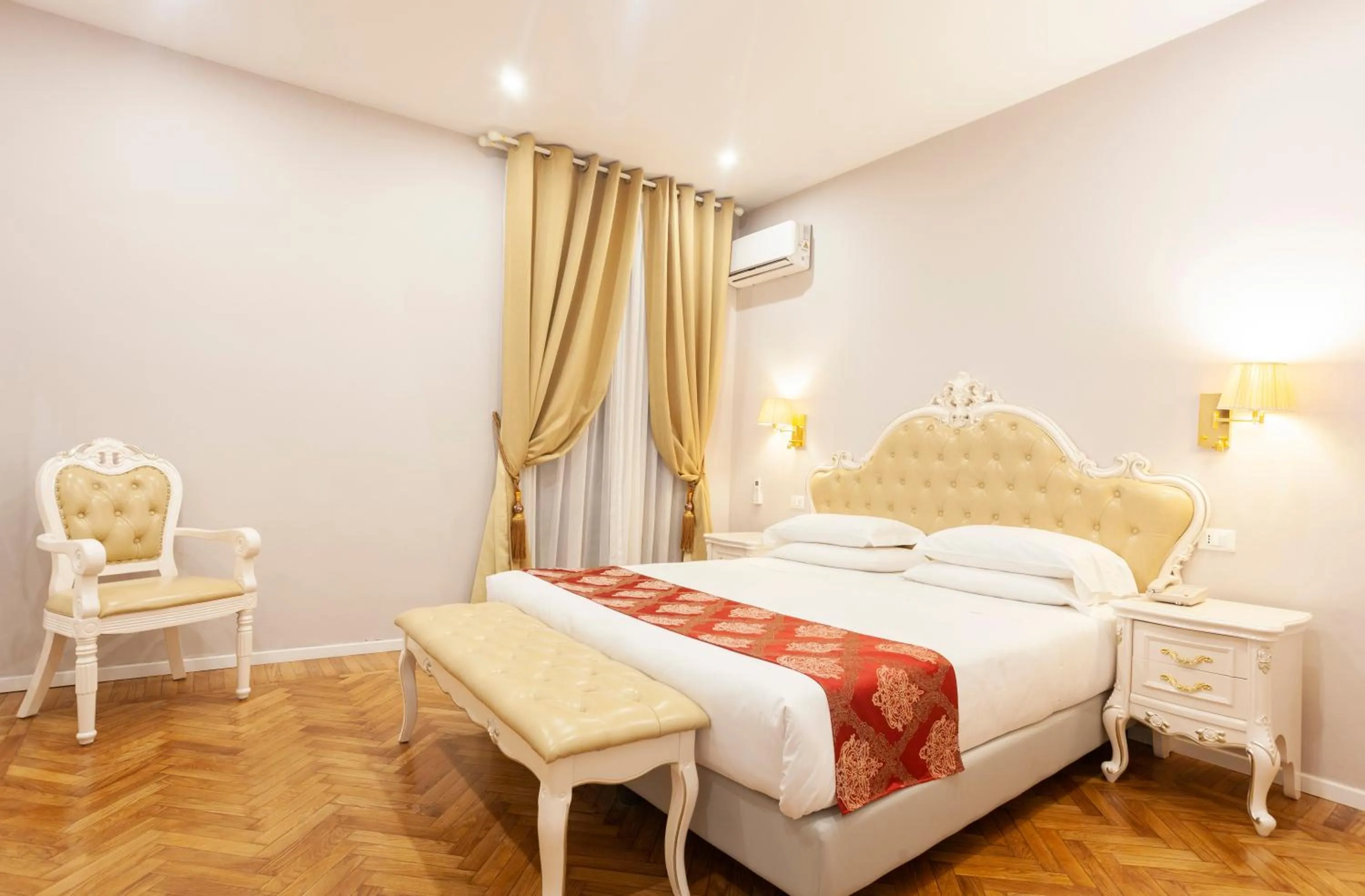 Bedroom, Bed in Villa Royal