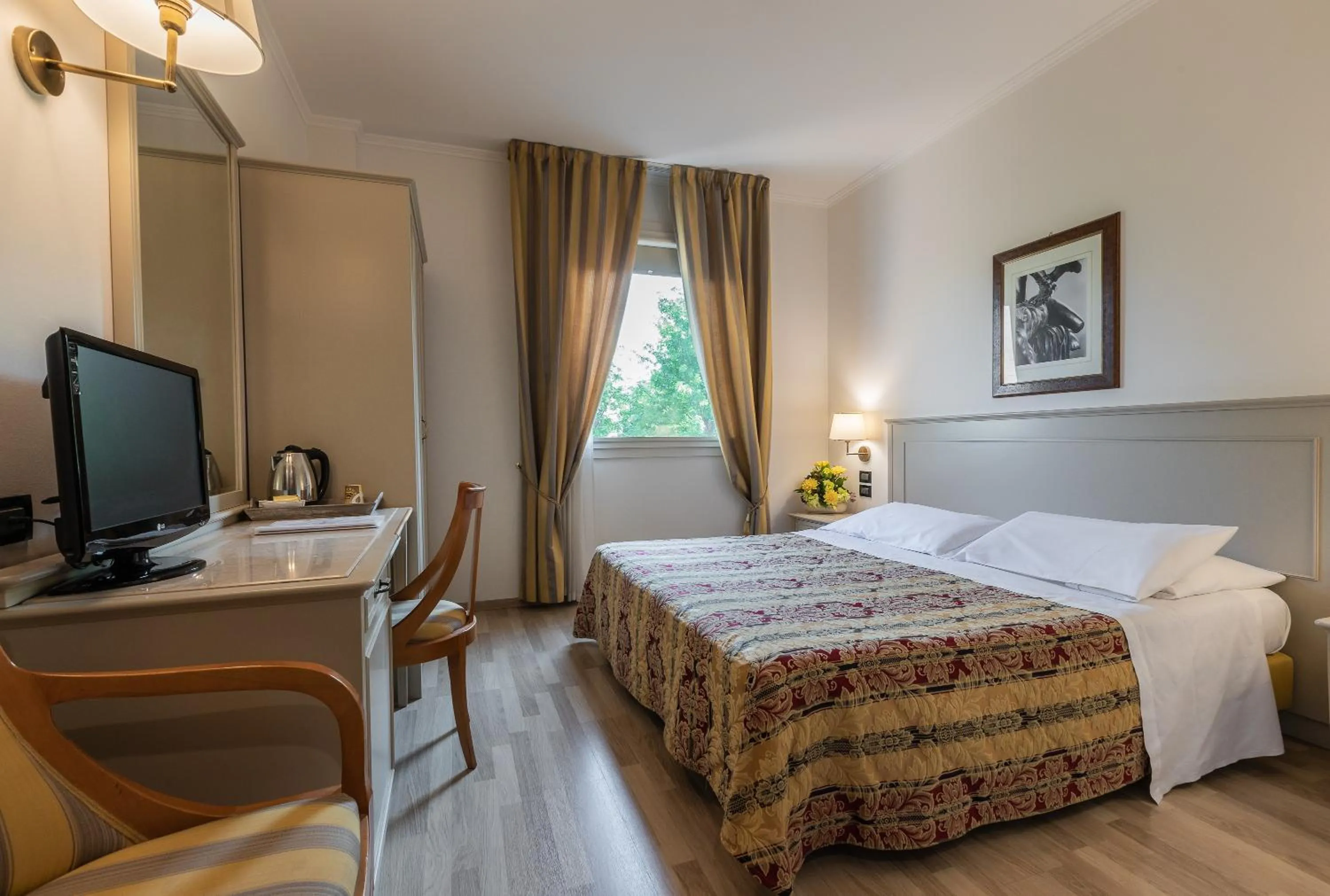 Photo of the whole room, Bed in Hotel Michelangelo