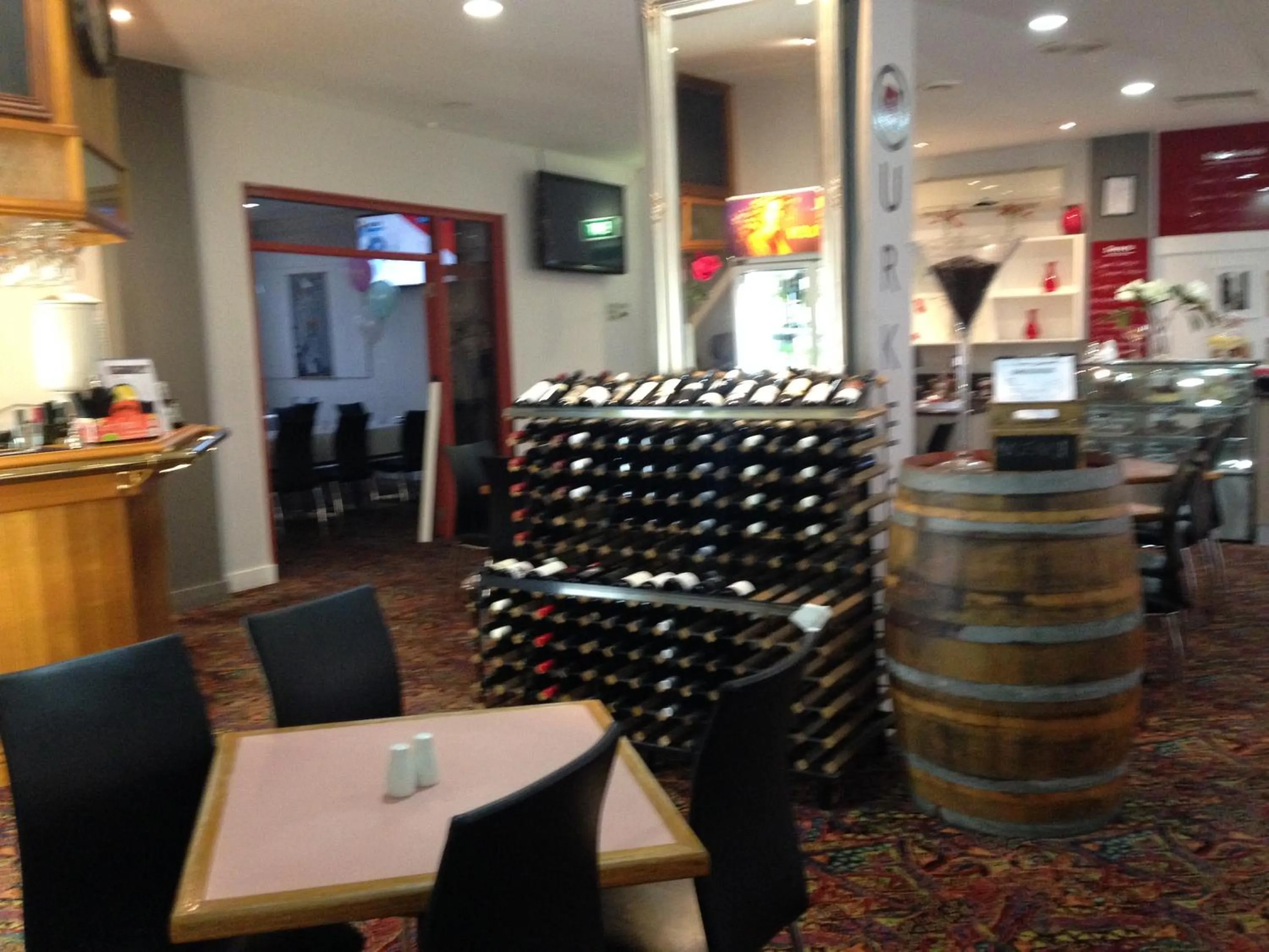 Food and drinks in Burkes Hotel Motel