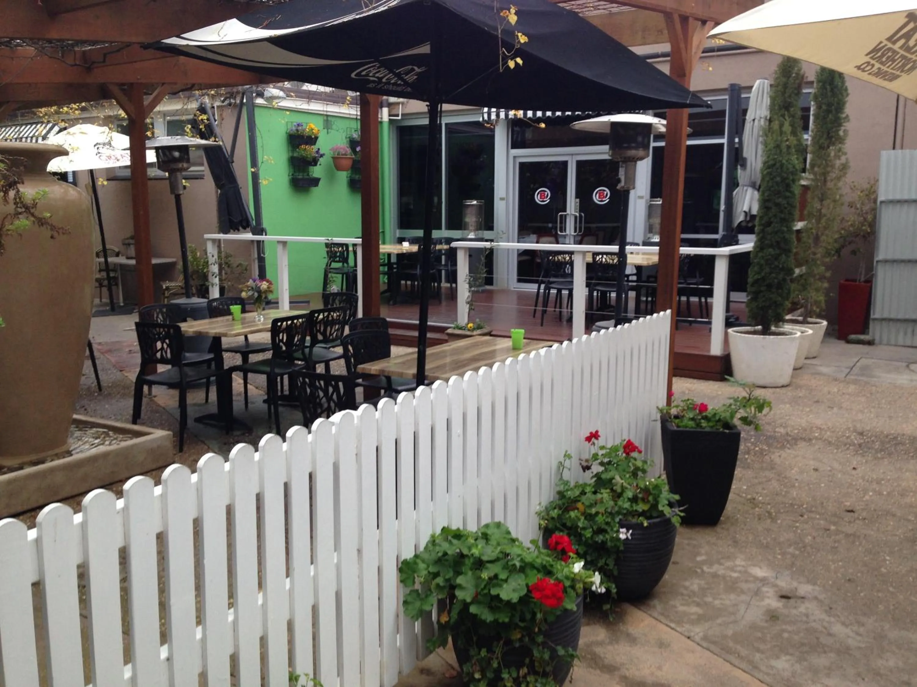 Restaurant/places to eat in Burkes Hotel Motel