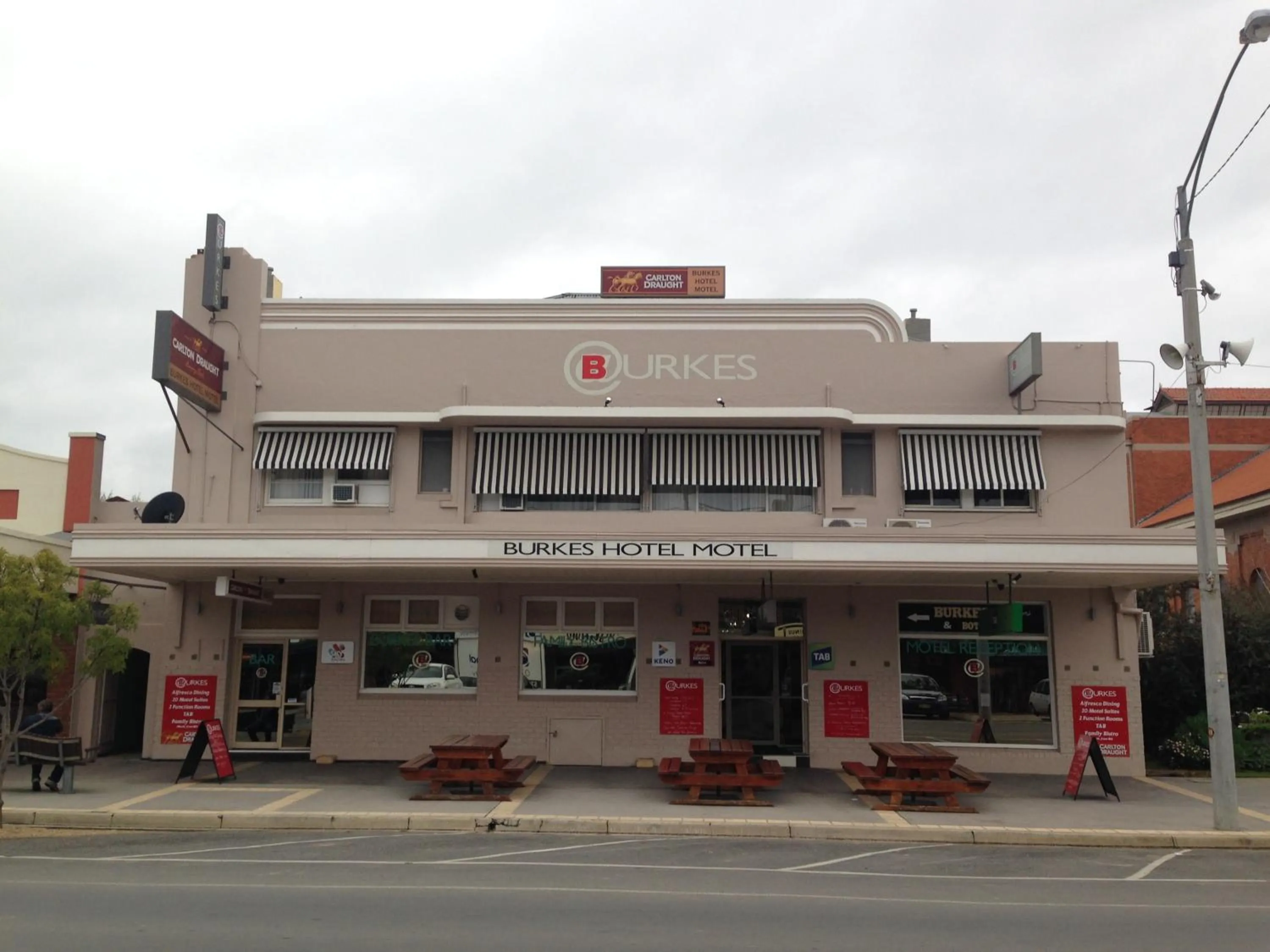 Restaurant/places to eat in Burkes Hotel Motel