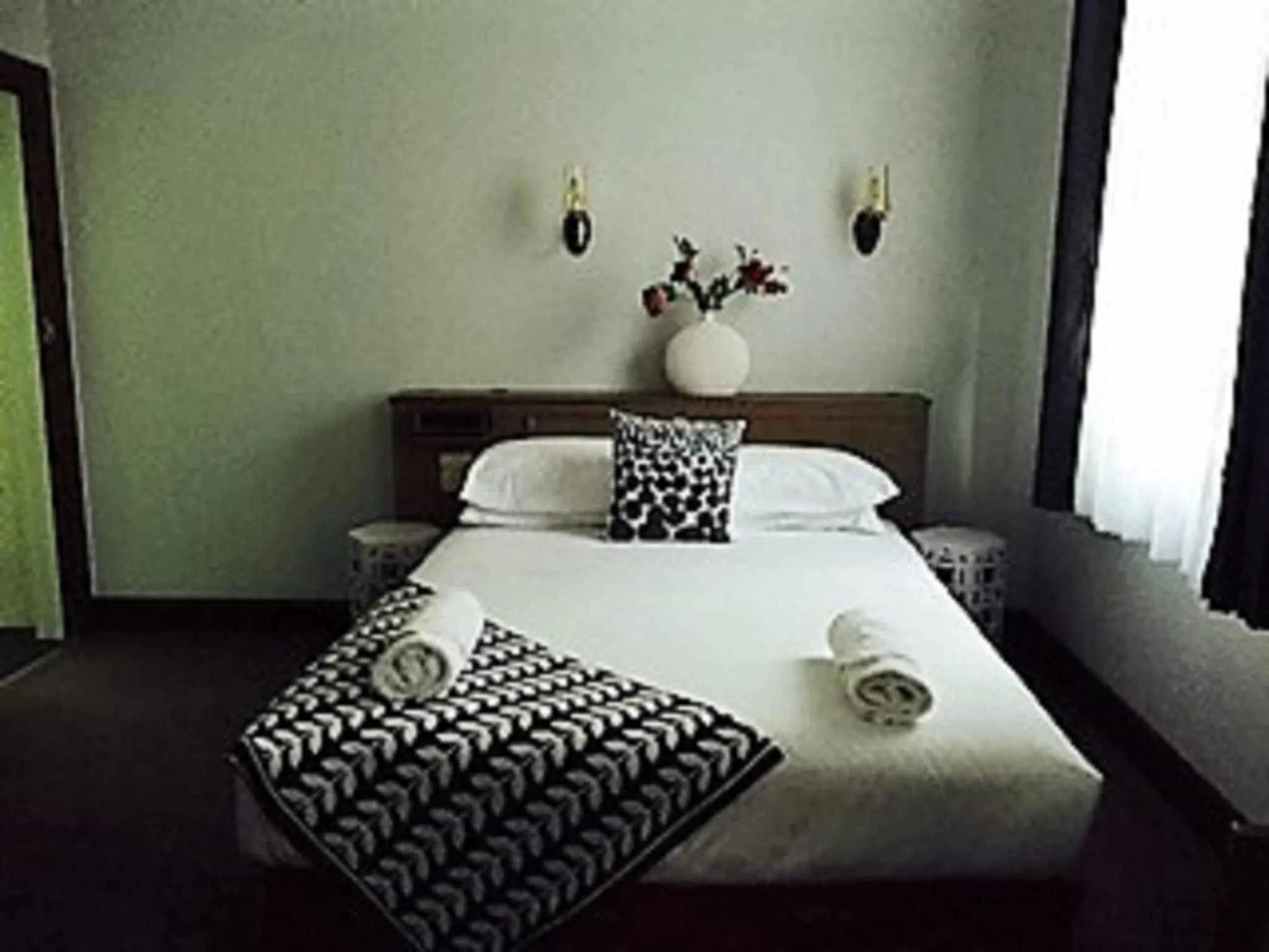 Bed in Burkes Hotel Motel