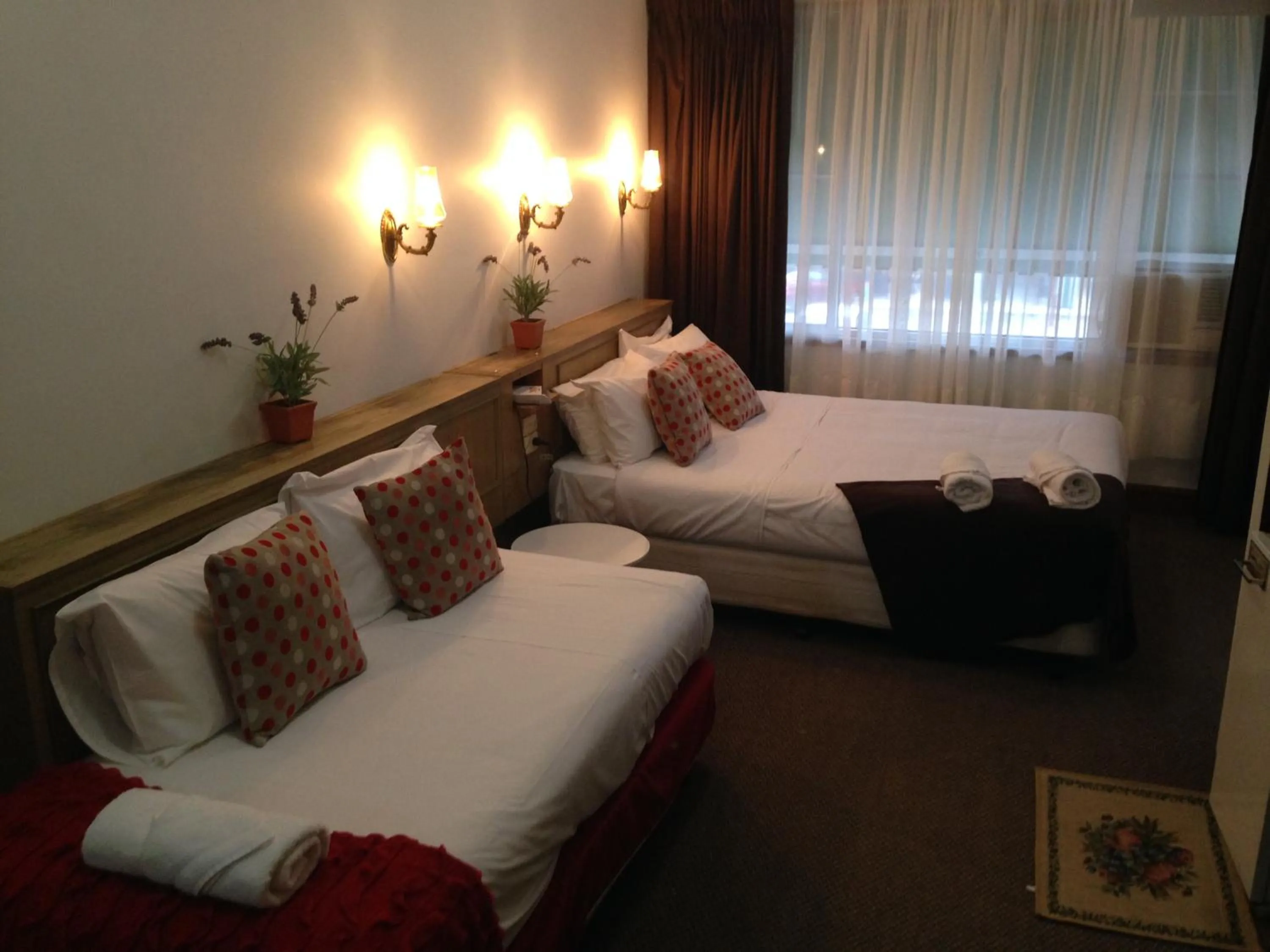 Bedroom, Bed in Burkes Hotel Motel