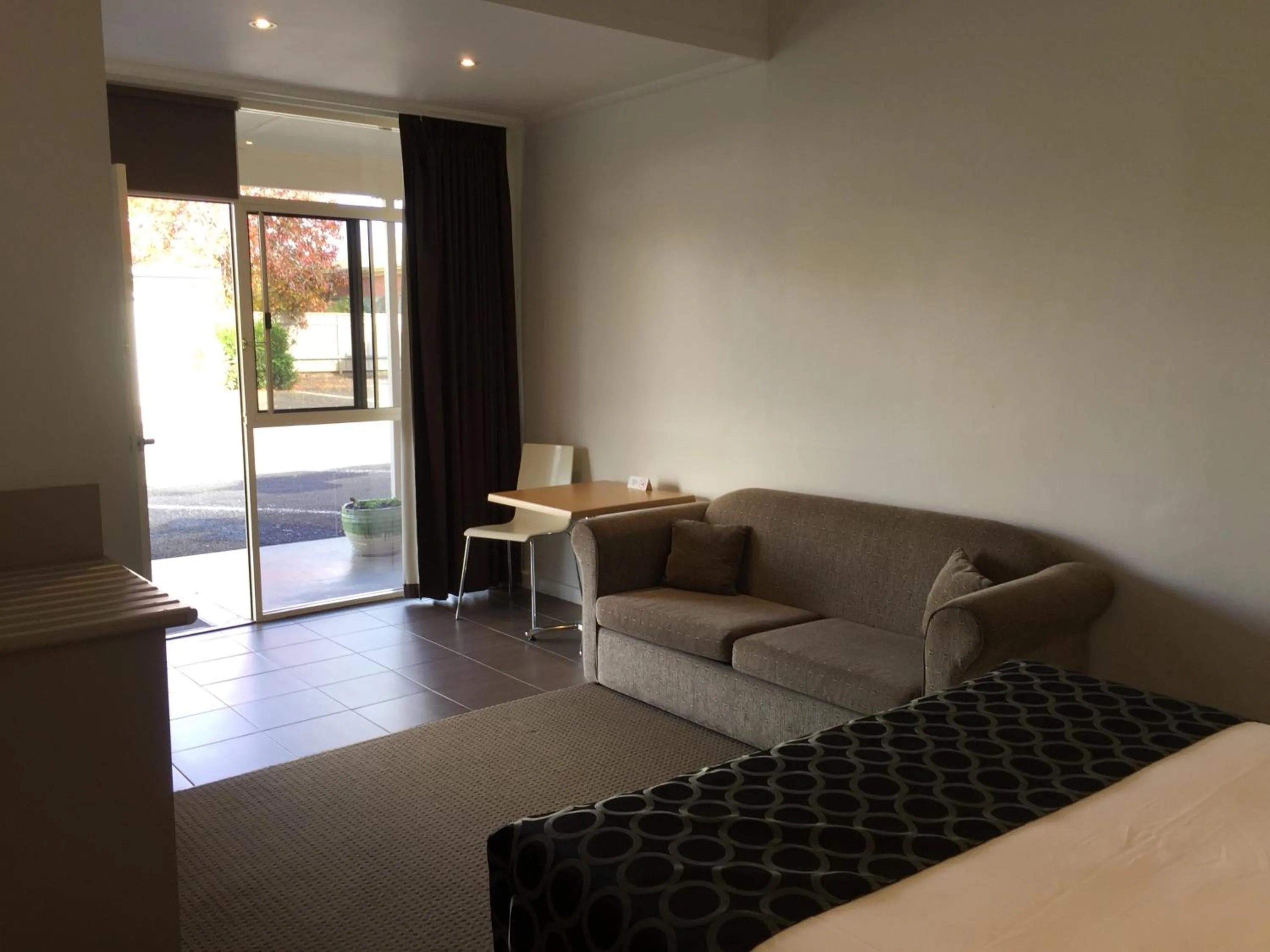 Bed in Burkes Hotel Motel