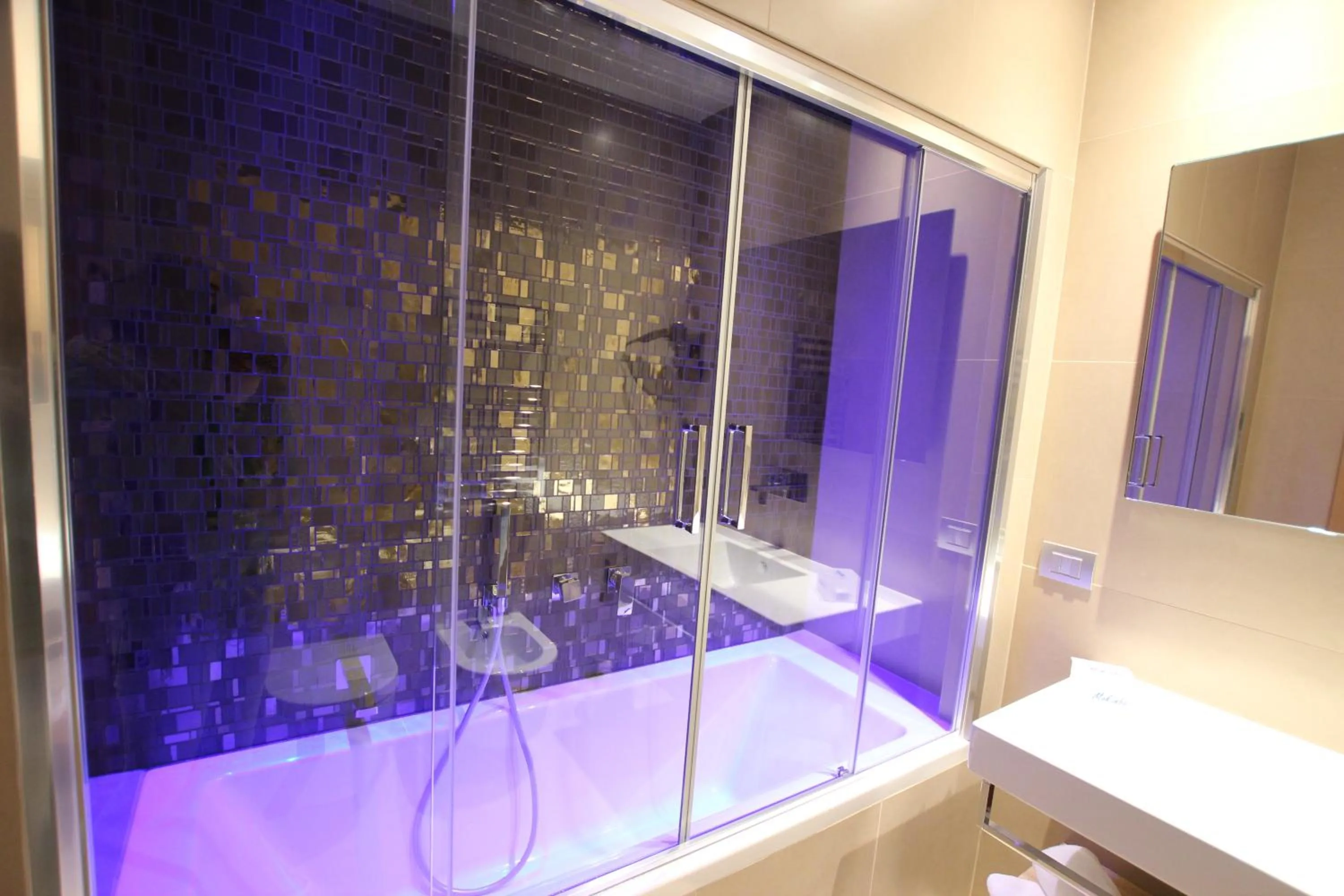 Shower in Mokinba Hotels Baviera