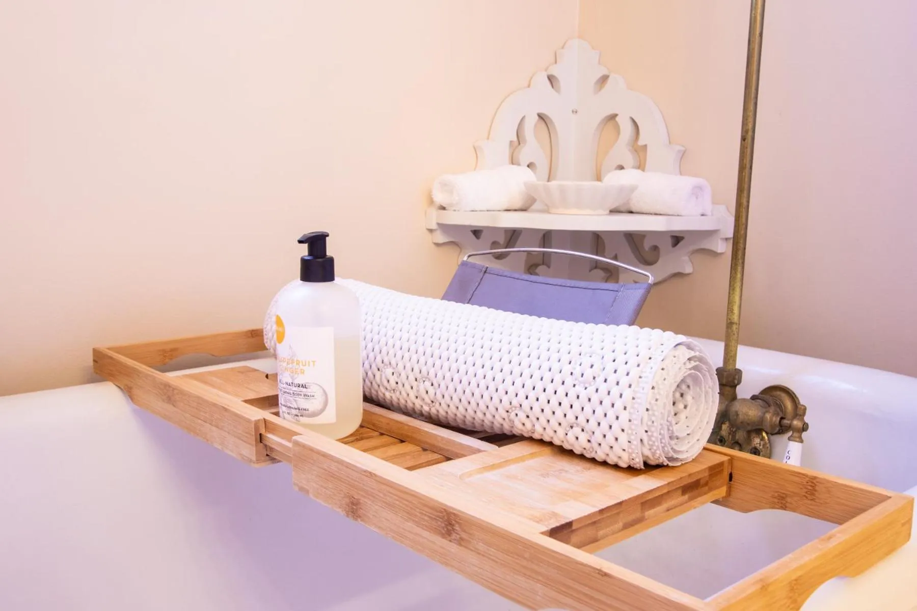 Bed in The Oaks Victorian Inn