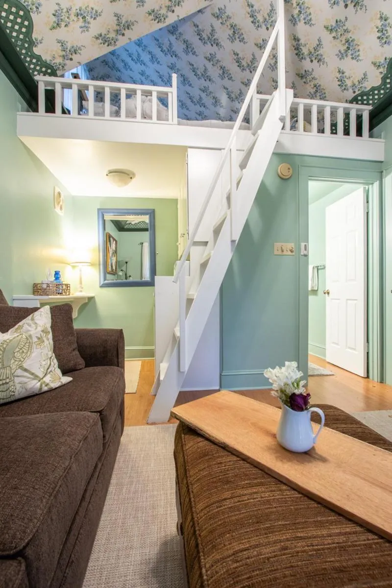 The Oaks Victorian Inn