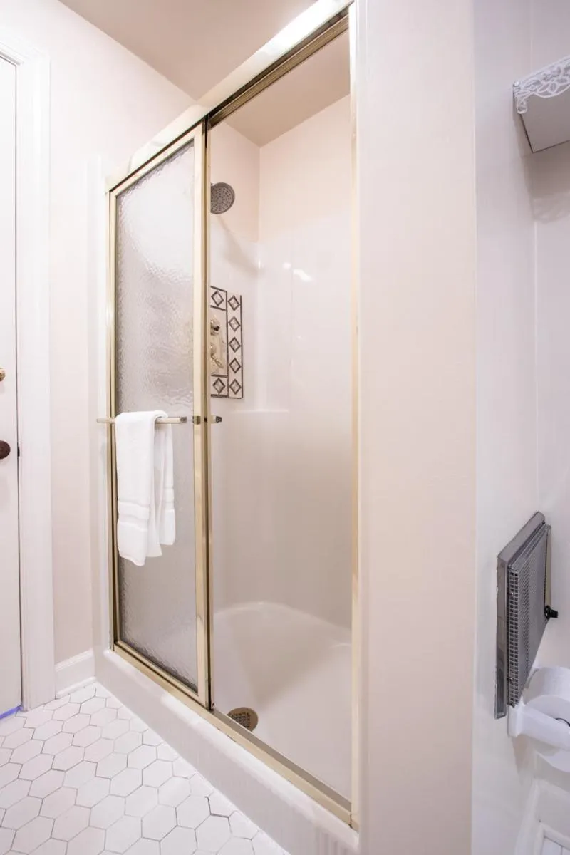 The Oaks Victorian Inn